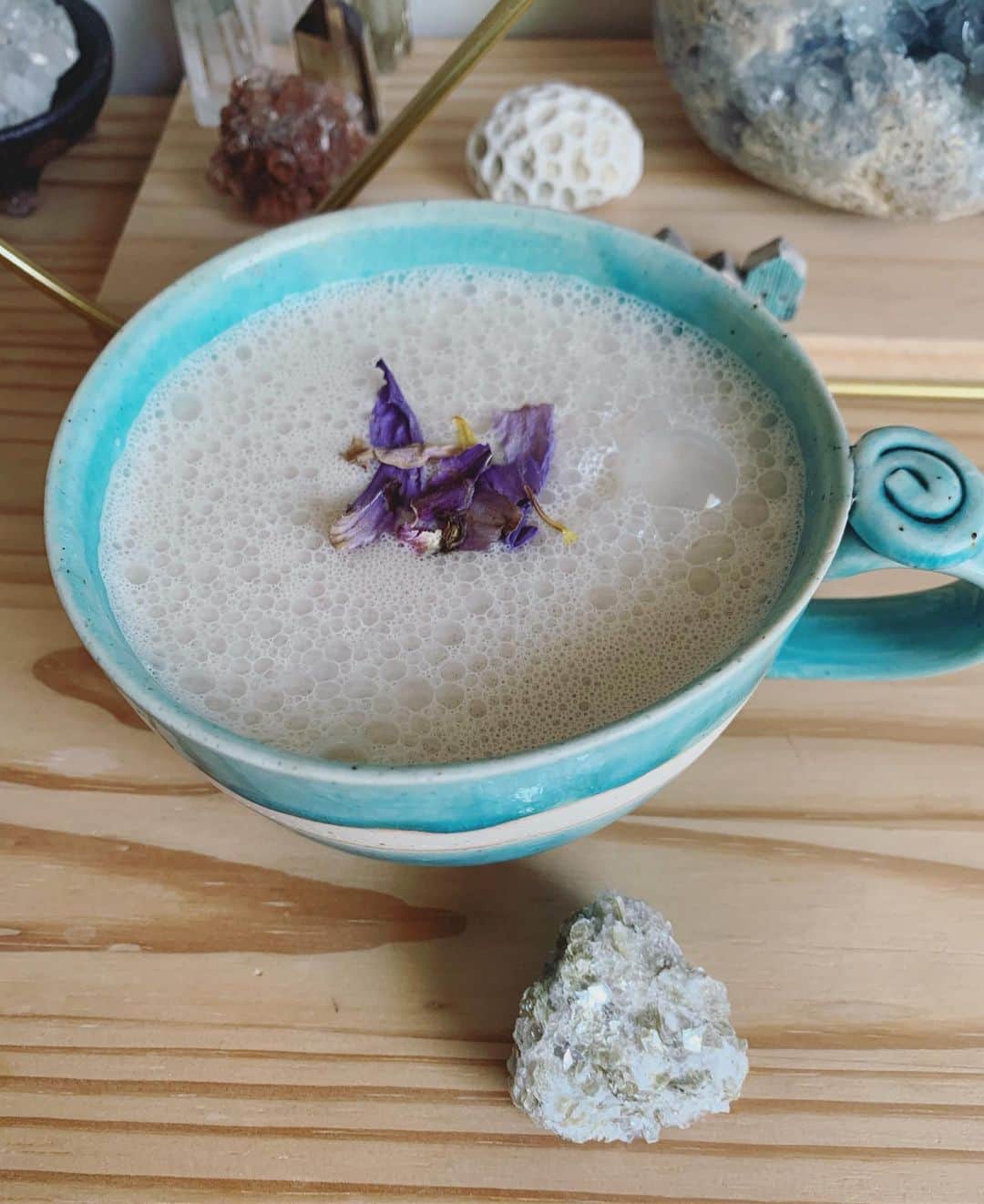 OLIVIAのインスタグラム：「This last weekend my husband and I went to LA for a little weekend getaway. My friend took me #atwatervillage and came across this store there called #maemae where I found a few crystals that were calling out to me. This is one of them! It’s called #starmica This crystal came to the rescue!! 💕💖😍💫☀️🌈」