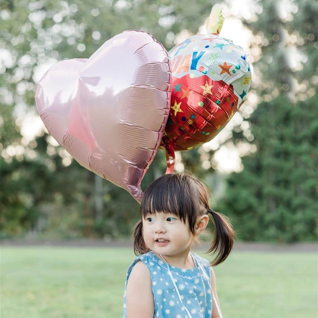 栗山麗美さんのインスタグラム写真 - (栗山麗美Instagram)「先日娘のBirthday & Family photoを  @sachiyostewartphotography さんにお願いしました✨ ・  緑豊かなポートランドの自然を写真に残しておきたくて、屋外での撮影をお願いしました🌿 ・  娘は普段そんなに笑顔が多い方ではないのでw仕上がりが正直不安だったのですが、限られた時間の中で娘らしいやんちゃな表情、とびきりの笑顔など等身大の今の姿を引き出し、一瞬を切り取ってもらえて感激しました🥺💕 ・  この先、何度も何度も見返したくなる大切な写真を撮ってもらえて幸せです🥰 ・  @sachiyostewartphotographyさん本当にありがとうございました❣️ ・ ・  #birthdayphoto #birthdayphotography #familyphoto #familyphotography #photographer #oregon #portland #アメリカ #ポートランド #アメリカ暮らし #ポートランド生活 #駐在 #アメリカ育児 #アメリカ子育て #バースデー写真 #家族写真 #ポートランド写真家」9月12日 4時23分 - reimi.kuriyama