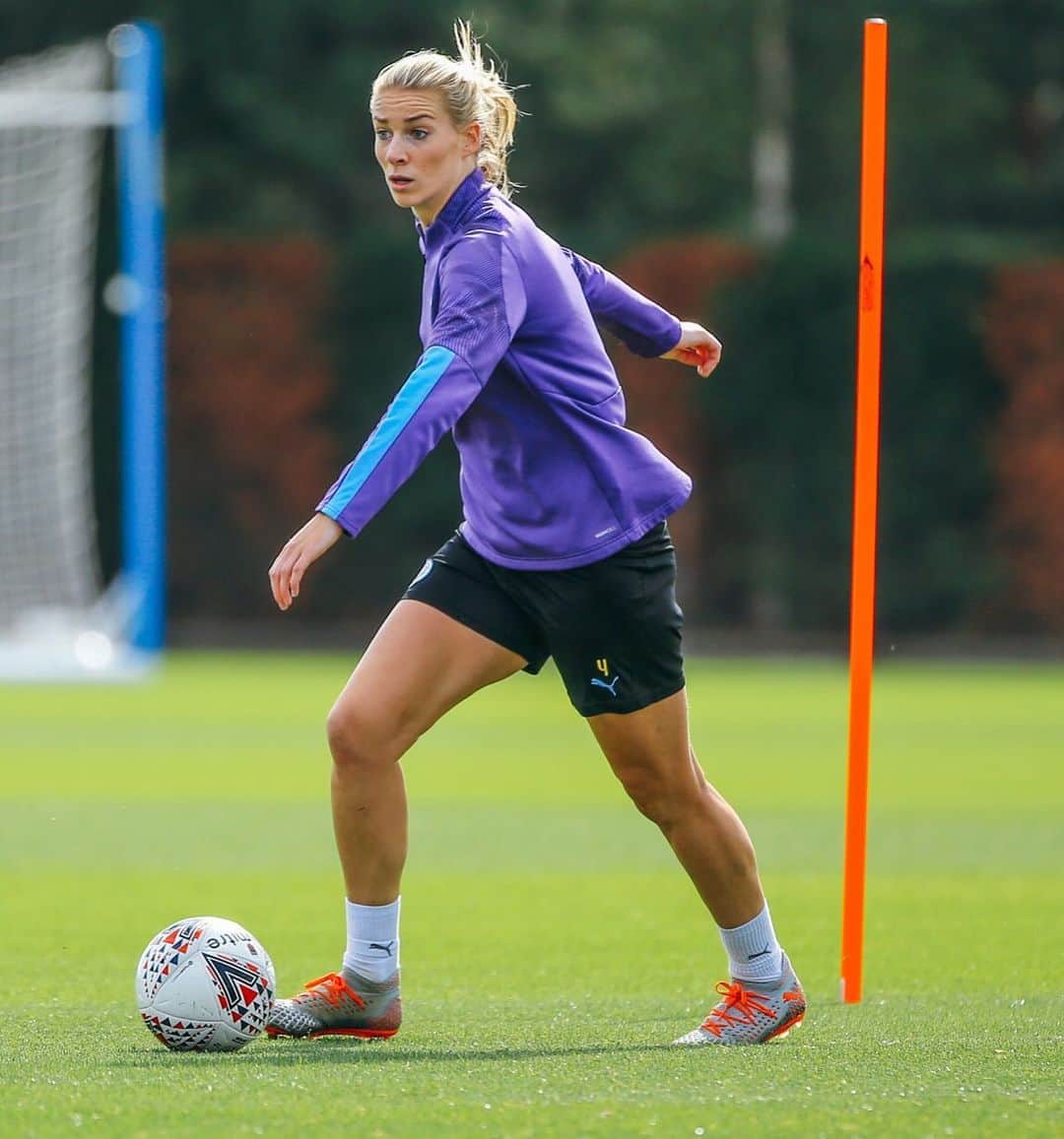 ジェンマ・ボナーのインスタグラム：「Champions League Prep ✅」