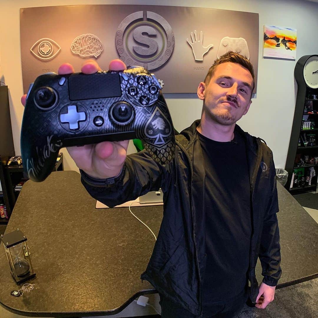 トム・キャセルのインスタグラム：「I’m so proud to announce that after 9 years! I FINALLY have my very own @scufgaming controller! 🤟💙🚨 Thank you so much to everyone who’s followed this journey, I’ve always preached that a Scuf Controller makes you such a better player since the very first time I used one all that time ago!  So to finally say I have my own is just unbelievable.  Thank you for always supporting me over these years!  The controller is officially available on sale tomorrow at 8pm 🚨🤟」