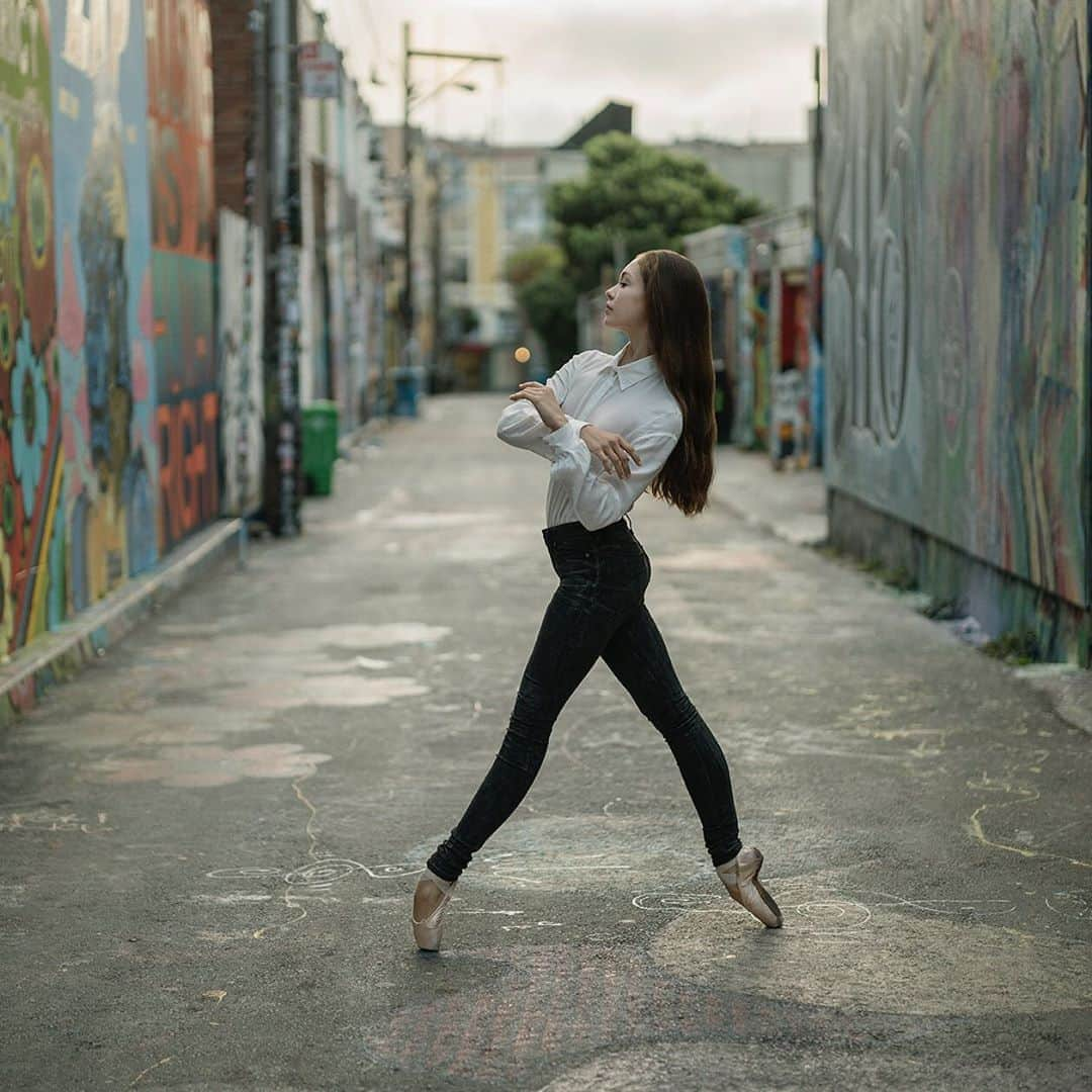 ballerina projectさんのインスタグラム写真 - (ballerina projectInstagram)「Juliet Doherty in San Francisco. #ballerina - @julietdoherty #clarionalley #sanfrancisco #streetart #ballerinaproject #ballerinaproject_ #ballet #dance #pointe #denim #julietdoherty  The Ballerina Project book is now in stock at Amazon. Link is located in our Instagram profile. @ballerinaprojectbook #ballerinaprojectbook」9月12日 5時12分 - ballerinaproject_