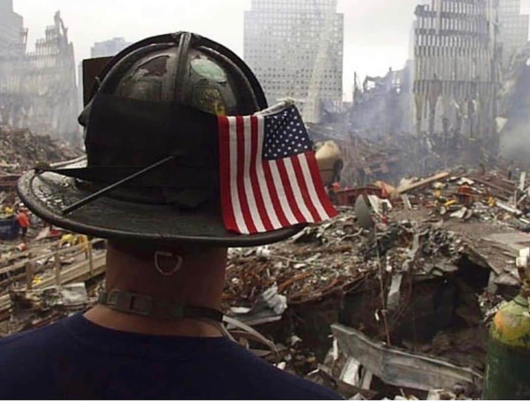 ジェシカ・サインフェルドさんのインスタグラム写真 - (ジェシカ・サインフェルドInstagram)「I see this photo and I am reminded of the metallic smell that overtook our city. Our first responders and residents breathed and lived in the smell of jet fuel, fire, ash, sorrow, fear and vulnerability. As we absorbed the magnitude of loss, the city immediately unified. Everyone on the street made eye contact, smiling through tears. We hold dear the memory of everyone we lost, we thank those who worked tirelessly, and pray as many continue to live in sickness. Families will never be the same. But thanks to people like Jon Stewart, and so many who continue to carry this mantle 18 years later, we never forget what 9-11-2001 means.」9月12日 5時21分 - jessseinfeld