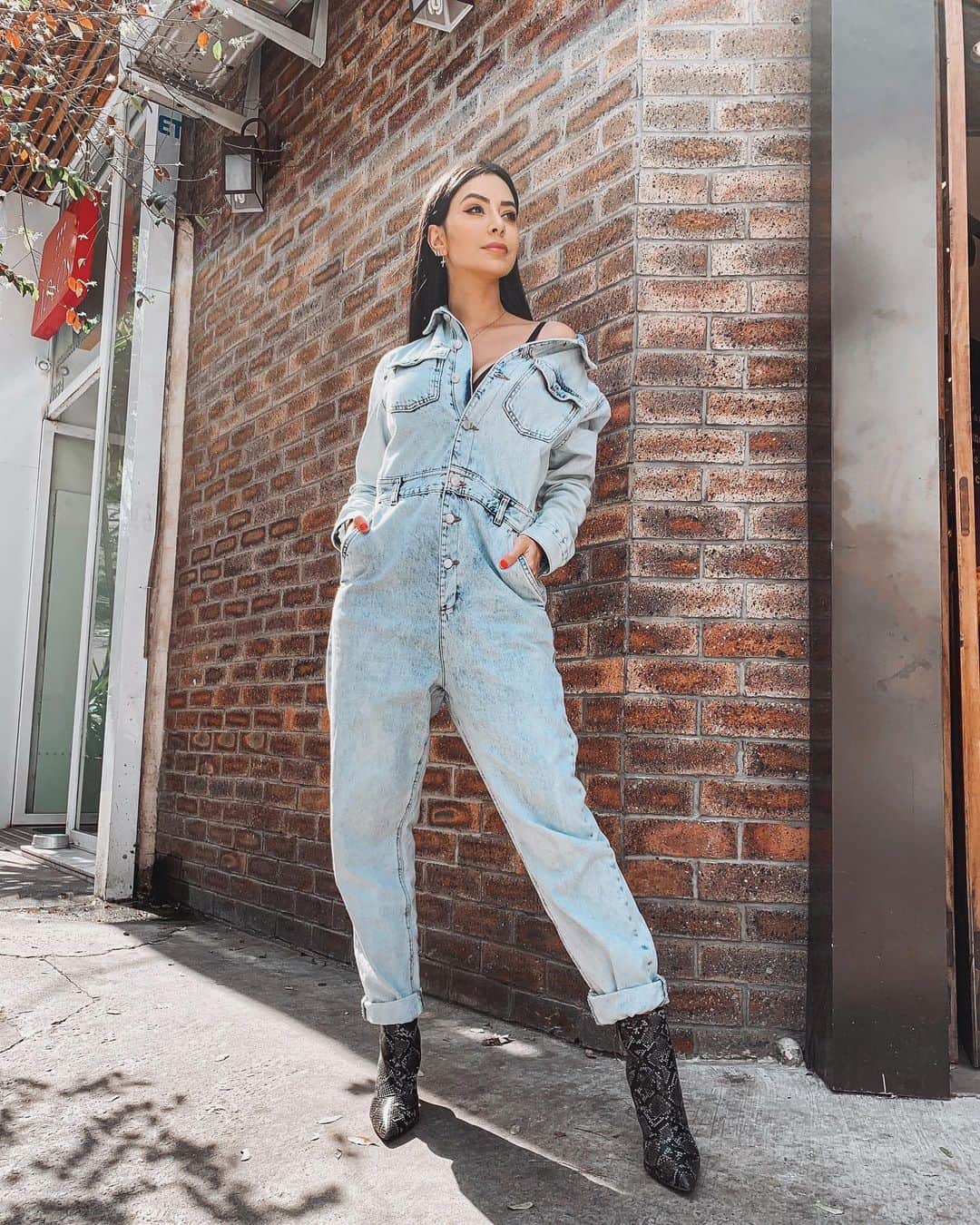 Gabriela Salesのインスタグラム：「Uó tá achando que vai me tombar no look, agora é minha vez kkkk. A louca que está viciada nos macacões utilitários! Sério! Tô amando! Esse jeans maravilhoso é da @cea_brasil e faz parte da nova coleção #ProveMaisJeansCea que está apenas incrível e conta com as ibagens dessa garota propaganda que vos fala kkkk. Ah.. a bota também é de lá. Amei horrores!!! O que acharam? 😍😍😍 *publi」