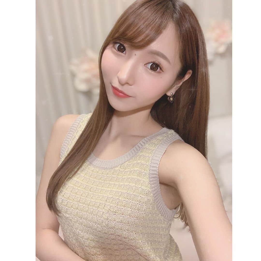 輝月あんりのインスタグラム：「我希望今天过得愉快😘 向右滑动！！♡」