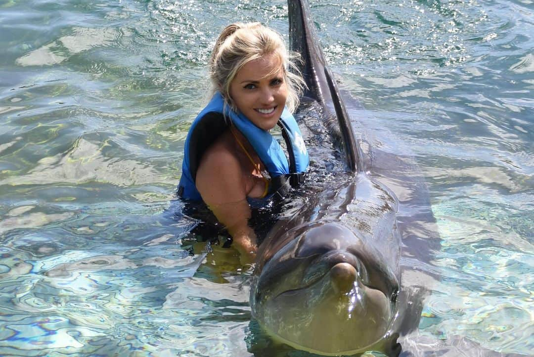 リアーナ・バートレットさんのインスタグラム写真 - (リアーナ・バートレットInstagram)「Thank you @sealifepark #sealifepark for the most amazing experience swimming with the dolphins 🐬 It was the best birthday ever spent with @fastlaneforlife 🥰 @influencer.island !!! 🙌🏻」9月12日 6時26分 - leannabartlett