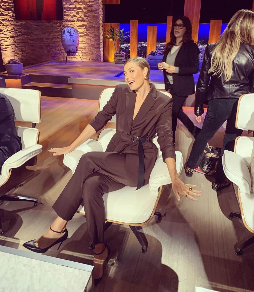 マリア・シャラポワのインスタグラム：「On the @sharktankabc set as a guest shark 🦈 and loving every minute of it!」