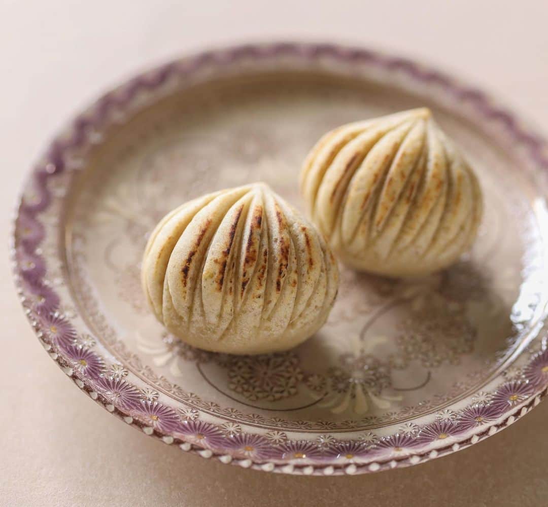 のインスタグラム：「今日の和菓子は栗きんとんで作った焼き栗です。  撮影 用に作成しました。  フェイスブックページのいいね！もよろしくお願いします。 https://www.facebook.com/shishisu/ Today's wagashi is  Chestnut with Kurikinton. The sweets I've made for the shooting.  #福泉堂  #和菓子  #楽しい #funny #my_eos_photo #出雲  #swag #カメラ好きな人と繋がりたい  #写真好きな人と繋がりたい　 #model #life #可愛い #Japan #wagashi  #جميل #кондитер #ファインダー越しの世界 #design #work #ig_color  #happy #Mignon  #igfood #lifestylenipponpic #photooftheday #เค้ก #sweets #торт #yummy」
