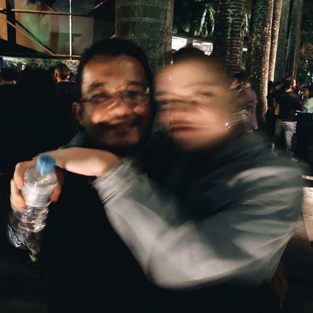Alice Wegmannさんのインスタグラム写真 - (Alice WegmannInstagram)「junzinho 🖤🤸🏼‍♂️ todo treino é festa e toda festa é um compromisso de diversão. se não for pra causar a gente nem sai. obrigada por tudo nesses anos! professor pra mim é isso: gente que além de explicar e ensinar, incentiva, troca e cresce junto. só o tamanho continua o mesmo... te amo seu japonês safado. tamo JUNto 🌟🏋🏼‍♀️ #nessacidadetodomundoédojun #maiôenfiadonocu」9月12日 6時56分 - alicewegmann