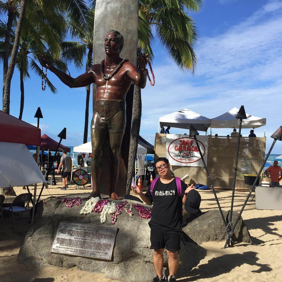 黒澤正徳さんのインスタグラム写真 - (黒澤正徳Instagram)「🌴ハワイPART12🌴 ・ ・ まだまだハワイシリーズ終わらねーぜぇ😏 ・ ・ ハワイのスタバでハワイ限定タンブラー❤️パイナップルタンブラー👙 ・ ・ 有名人がたくさん来るハワイで有名なTシャツ屋さん❤️ ・ ・ サーフィンの神様の像❤️ ・ ・ ・ ・ #6月にハワイ行ってまだ小出し #サーフィンの神様 #タンブラー迷って買わず #撮ってからサーフィンの神様の像って気付く」9月12日 7時09分 - kuro_chan79