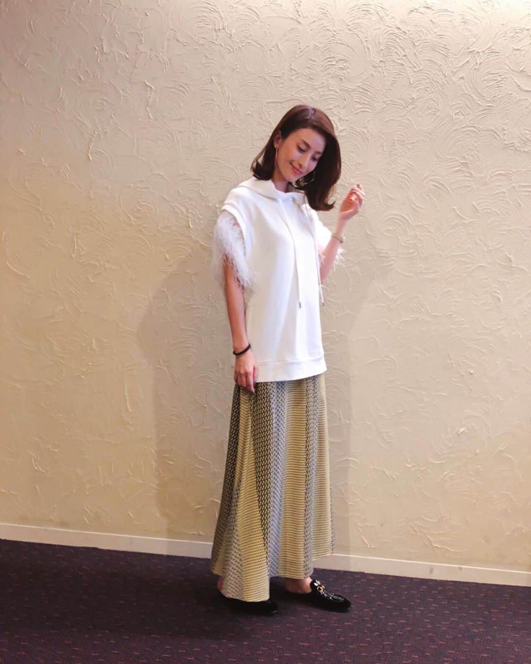 蜂矢有紀のインスタグラム：「🍁💛 ・ #gm 🌞 ・ 少し秋めいていた、とある日🍂 お洋服に💭ファー付きのモノを 靴には👞ベルベット素材を 取り入れて少し秋っぽく🤫🧡 ・ お写真は📸4歳の娘が撮って くれました🤣👏お上手👧💕 ・ #ファッション #コーデ  #コーディネート #ヌメロヴェントゥーノ #ヌメロ #n21 #ユナイテッドアローズ #グッチ #グッチスリッパ #秋仕様 #イエローコーデ #ファーコーデ #numeroventuno #unitedarrows #gucci #shoes #fashion #ootd #coordinate #yellow #autumn」