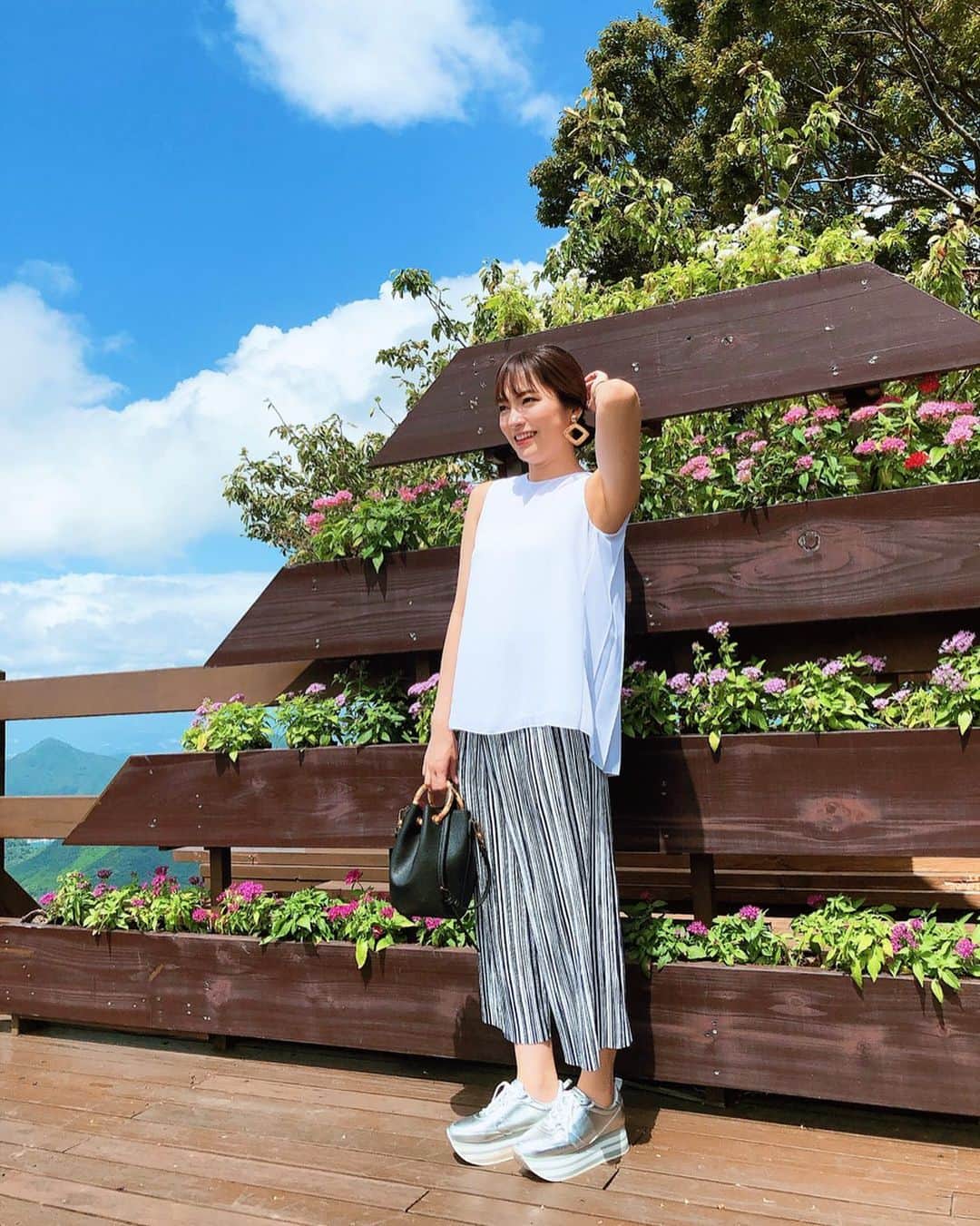 のインスタグラム：「・ 合成のような写真がたくさん撮れた日💚💙💚💙💚💙 ・ 富士山は ちょうど雲にかかって見れなかったよ🗻💔 ・ ・ #伊豆の国市 #パノラマパーク富士見テラス #空気キレイすぎ #虫さんいっぱい #日焼け止めのことしか考えてなくて #虫除けスプレー塗り忘れた🤪 #蜘蛛の巣大きかったぁ」