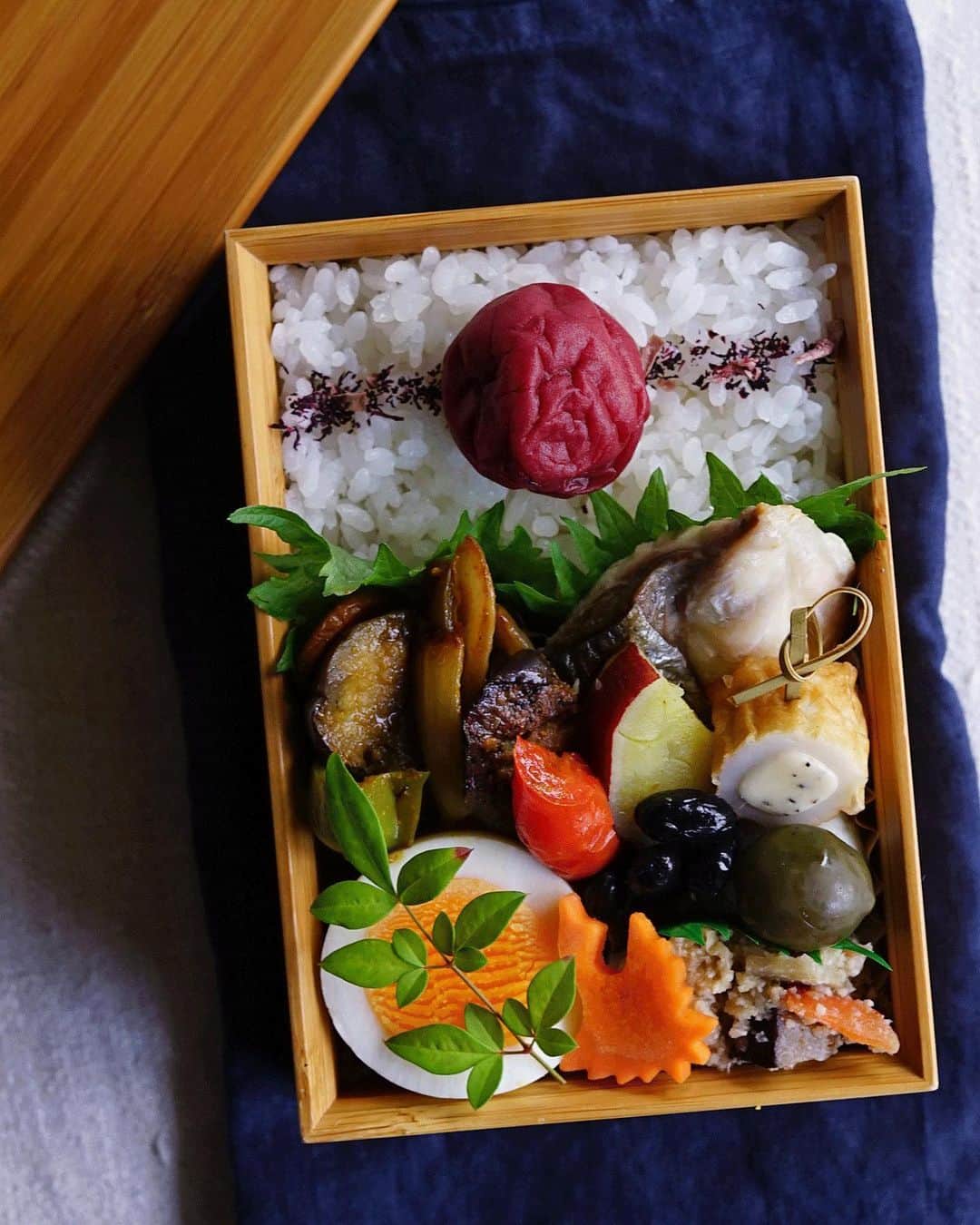 Ryoko Yunokiのインスタグラム：「+ + + Grilled mackerel bento/鰆の塩焼き弁当 . *rice and umeboshi *spicy stir-fried veggies(eggplant, bell pepper, onion and red pepper) *steamed sweet potato *chikuwa and cheese *steamed black beans *green olive *okara salad *hard-boiled egg . ＊ご飯と梅干し ＊鰆の塩焼き ＊スパイシー野菜炒め（ピーマン、茄子、玉ねぎ、パプリカ） ＊蒸し薩摩芋 ＊竹輪チーズ ＊蒸し黒豆 ＊グリーンオリーブ ＊卯の花 ＊ゆで卵 + + + #bento #お弁当 #丸の内弁当 #f52grams #公長齋小菅」
