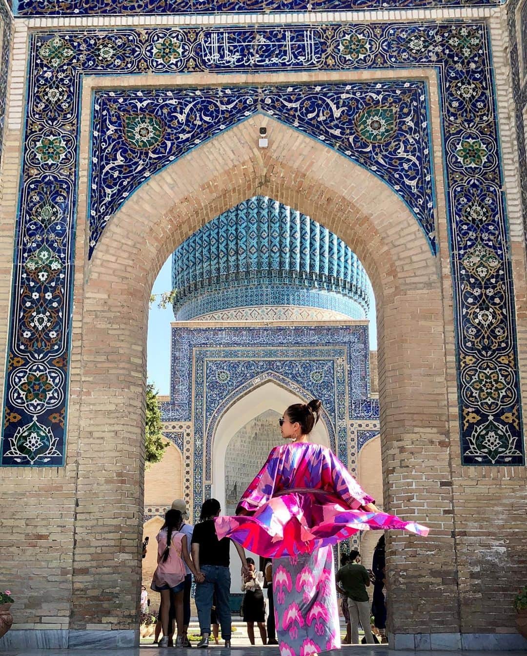 桐山マキさんのインスタグラム写真 - (桐山マキInstagram)「. . . Samarkand. . . My memories☺︎ . . Uzbekistan🇺🇿 の写真を ちょっとずつ整理しながら 素敵な街並み と 想い出達を アップしていきます🇺🇿 . . #uzbekistan  #samarkand  #love #travel  #travelgram  #fashion #memories  #写真整理 #しなくちゃ #想い出がいっぱい #色々経験できて #楽しかったなぁ #ウズベキスタンの衣装 #ほんま可愛い #まだまだあるので #またアップします #今回もあります #マイクのバック白黒写真 #🇺🇿」9月12日 7時36分 - maki_kiriyama