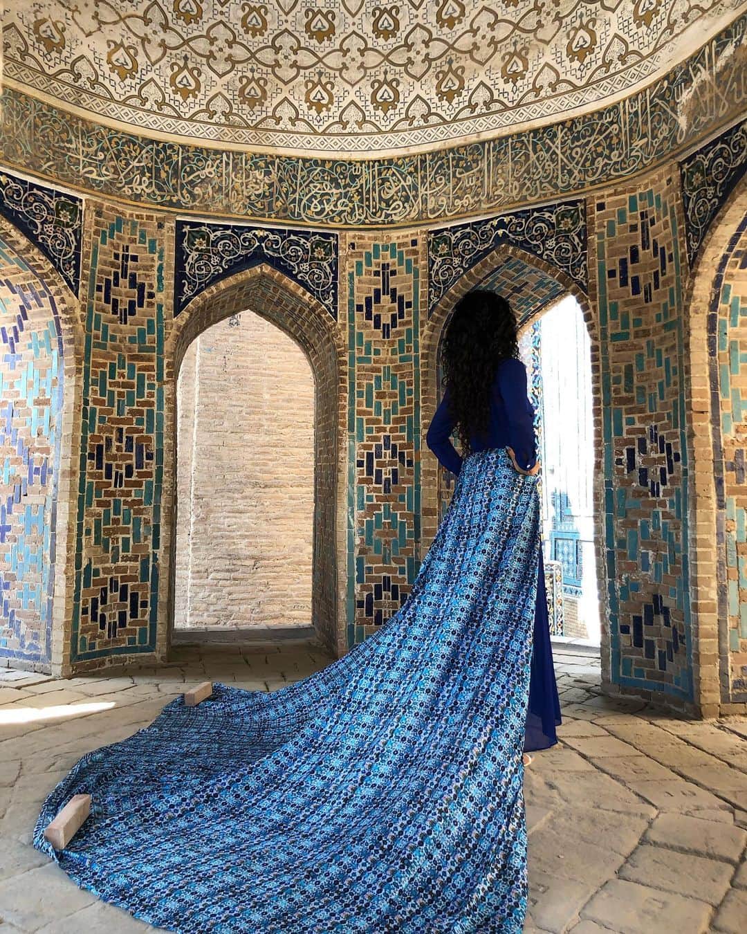 桐山マキさんのインスタグラム写真 - (桐山マキInstagram)「. . . Samarkand. . . My memories☺︎ . . Uzbekistan🇺🇿 の写真を ちょっとずつ整理しながら 素敵な街並み と 想い出達を アップしていきます🇺🇿 . . #uzbekistan  #samarkand  #love #travel  #travelgram  #fashion #memories  #写真整理 #しなくちゃ #想い出がいっぱい #色々経験できて #楽しかったなぁ #ウズベキスタンの衣装 #ほんま可愛い #まだまだあるので #またアップします #今回もあります #マイクのバック白黒写真 #🇺🇿」9月12日 7時36分 - maki_kiriyama