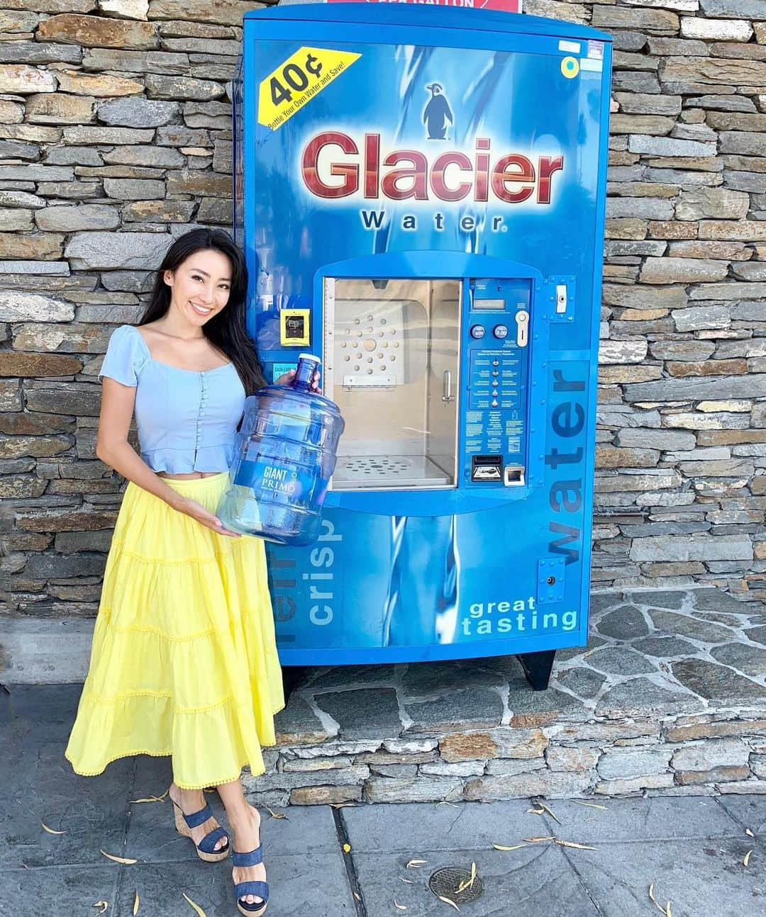 春名愛海さんのインスタグラム写真 - (春名愛海Instagram)「I admit I was never good at drinking enough water but I want to make sure Leo drinks enough water 💧 so my fridge was filled with water bottle and it was too much plastic waste...😣So I decided to try @primowater and I posted on my stories but it’s convenient to refill and easy to use ❤️ so I actually drink more water myself too 👌🏻I’m so glad I got it 👍🏻 (glacier water is #primowater) . 普段お水あんまり飲まないので気にした事なかったのですが、れおくんの水分補給はしっかりしなきゃと思ったらお水のボトルのプラスチックゴミがすごくて環境に悪そうだったのでディスペンサーに変えました💧 お湯もでるし安いしすごい便利😍 . . . . . #waterdispenser #primoeffect #primorefill #cleanwater #water #drinkwater #healthy #healthierhabits #healthier  #asian #boymom  #lalife #influencer #momlife #losangeles #healthiertogether #お水 #赤ちゃんのいる生活 #ロサンゼルス #カリフォルニア #ママスタ #子育てぐらむ #海外生活 #撮影  #ママリ  #ママライフ  #バイリンガル #バイリンガル育児 #revolveme」9月12日 7時49分 - amiharuna