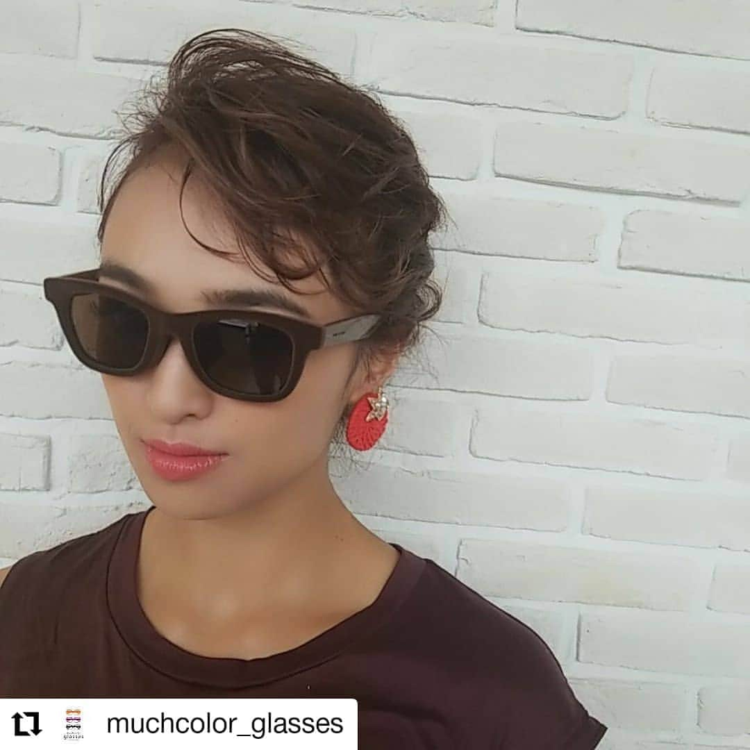 イタリア インディペンデントのインスタグラム：「Another shooting from @muchcolor_glasses  Thank you!  #italiaindependent #sunglasses #italiaindependentjapan #italy #japan #イタリアインディペンデント #イタペン #サングラス #eyewear #アイウェア  #Repost @muchcolor_glasses • • • • • • ２枚、３枚目着用画像あり。 . . . イタリアインディペンデント 素材がベルベットで出来ております。 世界中のセレブなども多数愛用しております。 一年中使用可能 もちろん水洗いもokです。  他にも色違いなどございますので、ぜひご来店ください。 . . . #miyazaki#宮崎#宮崎市#みやざき#eyewear#アイウェア#蔦屋#蔦屋書店#tsutayabooks#眼鏡屋#メガネ屋#メガネ好き#sunglasses#サングラス#イタリアインディペンデント#italiaindependent#かっこいい#おしゃれ#ベルベット」