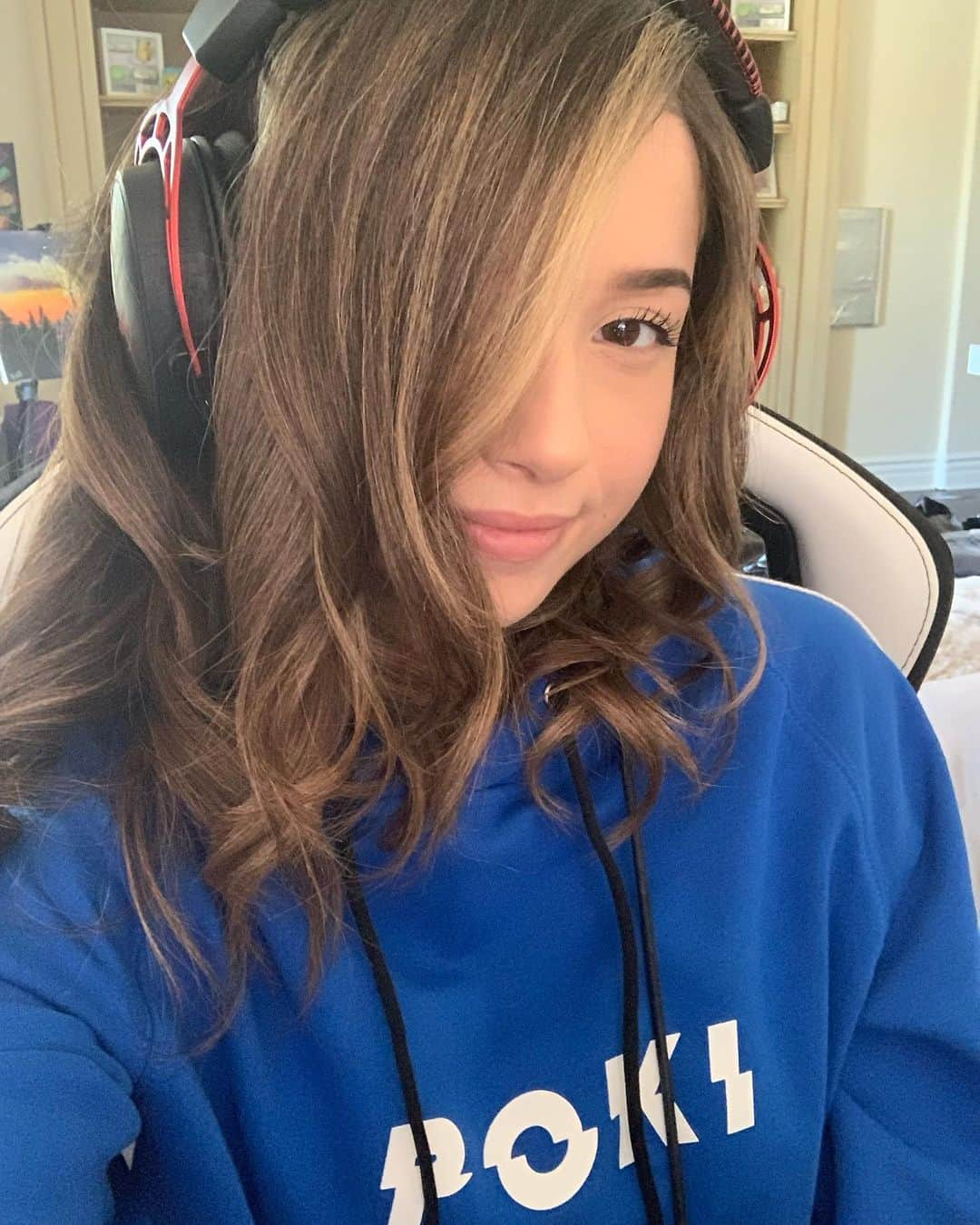 Pokimaneさんのインスタグラム写真 - (PokimaneInstagram)「blueface babyyy 💙☺️ comment a 💙 below for a chance to win this sweater 🥳⁣ ⁣ ⁣ this’ll be my last post about my merch, just wanted to say tysm to everyone that bought something ❤️😭 makes me so happy to see you all getting your items & loving ‘em ^_^ everything is sold out except the hoodies, and I forgot to do a giveaway, so I wanted to give one to someone that comments :) good luck!」9月12日 7時59分 - pokimanelol