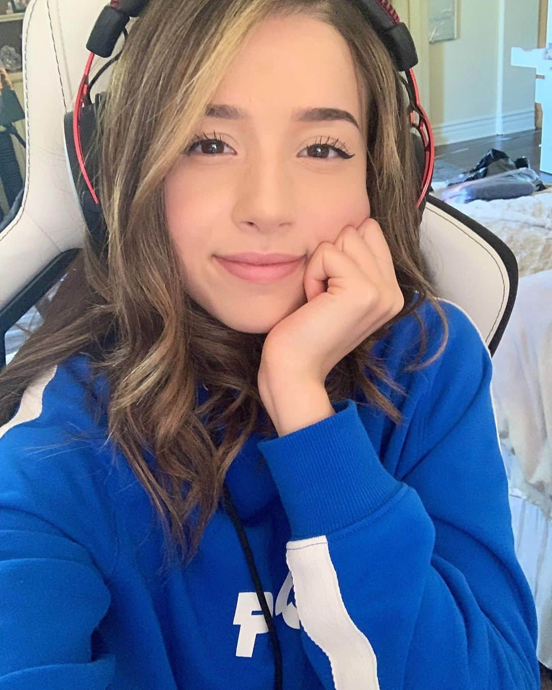 Pokimaneさんのインスタグラム写真 - (PokimaneInstagram)「blueface babyyy 💙☺️ comment a 💙 below for a chance to win this sweater 🥳⁣ ⁣ ⁣ this’ll be my last post about my merch, just wanted to say tysm to everyone that bought something ❤️😭 makes me so happy to see you all getting your items & loving ‘em ^_^ everything is sold out except the hoodies, and I forgot to do a giveaway, so I wanted to give one to someone that comments :) good luck!」9月12日 7時59分 - pokimanelol