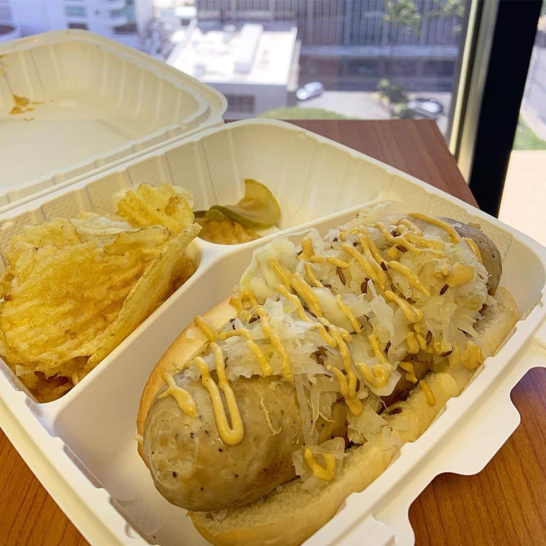 Aloha Street アロハストリートさんのインスタグラム写真 - (Aloha Street アロハストリートInstagram)「「ブッチャー&バード」のホットドッグやハンバーガーをテイクアウトして、オフィスでランチ🌭🍔 ・ ボリューム満点で、美味しい😊（エリカ） ・ #ハワイ#カカアコ#ホットドッグ#hawaii#hotdog #kakaako#alohastreet#アロハストリート#ランチ#lunch」9月12日 7時52分 - alohastreetcom_hawaii