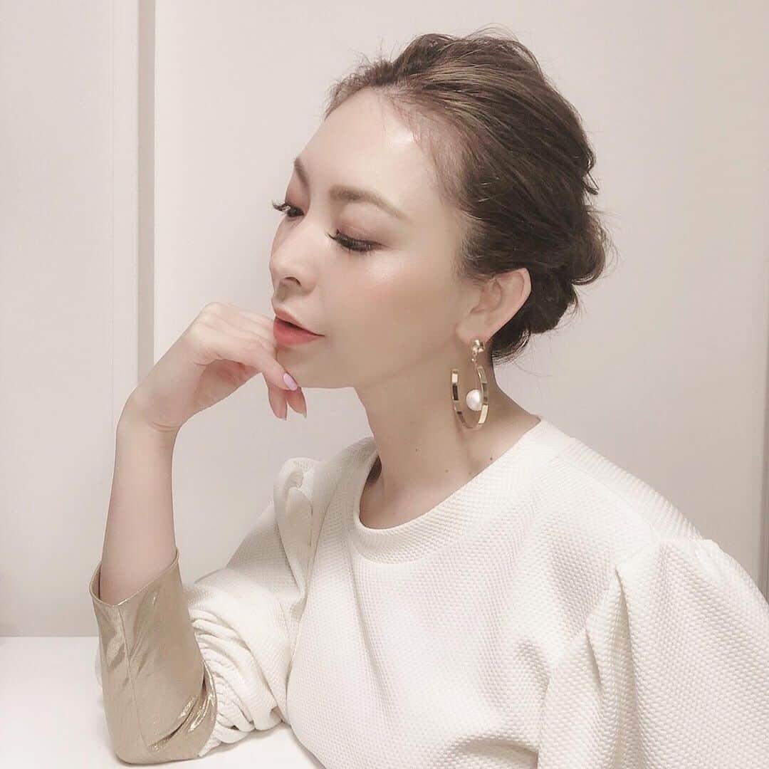 のインスタグラム：「#ネイルup掲載  前号ネイルUPに掲載頂いた ネイリストのHAIR事情。  UPできてませんでした😅 今は、バッサリ ショートヘアになりました✨ 今はスッキリ短めの気分❤️ #山名未紗hair」