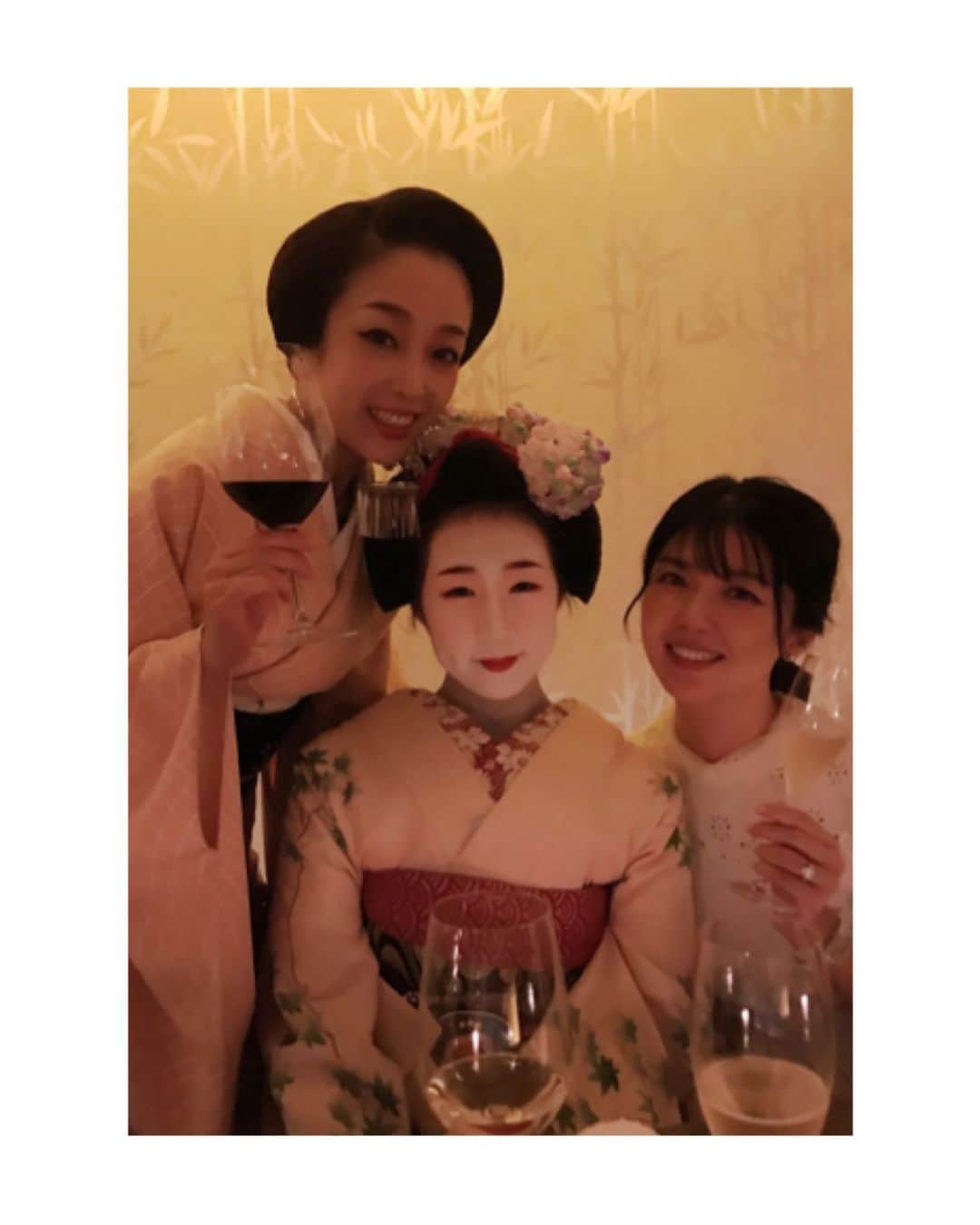 のインスタグラム：「この君萌ちゃんが可愛すぎて載せずにはいられませんでした😍 舞妓さん2年目で少し大人っぽくなってきた萌ちゃんですが、やはり芸妓さんと並ぶとまだまだおぼこくて可愛いです。 また隣に並ぶ槇子ちゃんが優しく寄り添う様子が素敵で好きなお写真です。  #お着物 や #花街 #歌舞伎 など #日本の伝統 が長く守られ受け継がれますように。 #kyoto #hanamachi #gion #giongeiko #miyagawacho #miyagawachomaiko #makiko #kimimoe  #祇園 #祇園芸妓 #槇子 ちゃん #宮川町 #宮川町舞妓 #君萌 #君萌ちゃん  #萌ちゃん今日も可愛い  #萌ですよろしくお願いします」