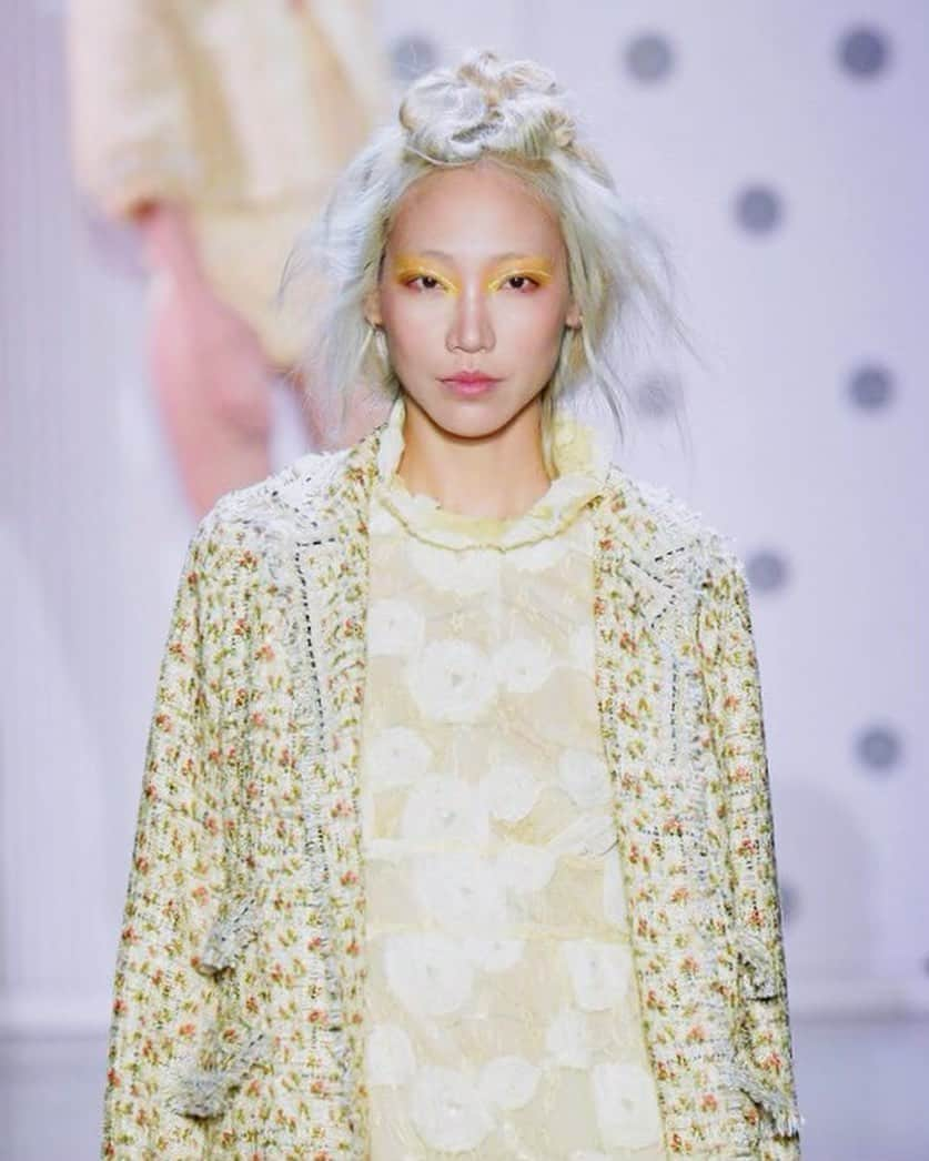 パク ・スジュさんのインスタグラム写真 - (パク ・スジュInstagram)「💛🌼 @annasui 🌼💛 Such a delicate, feminine, beautiful show. Loveeeee xxxx」9月12日 8時07分 - soojoo