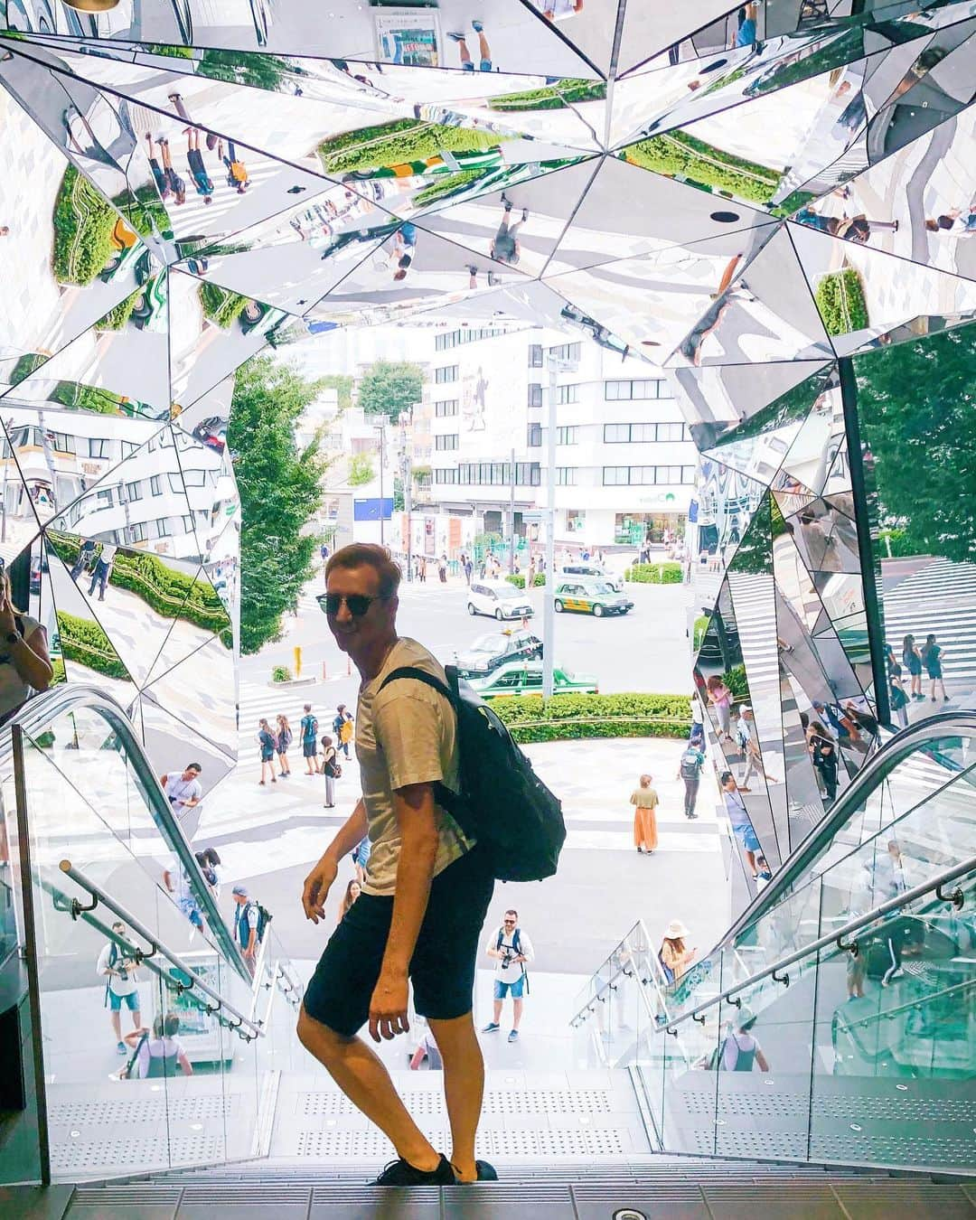 ショーン・ラビットさんのインスタグラム写真 - (ショーン・ラビットInstagram)「Finally got a picture in this cool Harajuku building 📸😂 やっとこのかっこいい原宿建物で写真を撮りました😂 . . . . . PC: @kuro_fitness . . . #figureskating  #nike  #training  #foodie  #fitfam  #travel  #handsome  #harajuku  #ootd  #model  #japan  #mensfashion  #tokyo #フィギュアスケート  #トレーニング  #筋肉  #筋トレ  #笑  #モデル  #イケメン  #ファッション  #コーディネート  #おしゃれさんと繋がりたい  #今日の服  #いいね返し  #インスタ映え  #可愛い  #原宿  #おはよう #プリクラ」9月12日 8時00分 - seanrabbitt