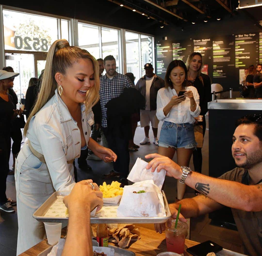 SHAKE SHACKさんのインスタグラム写真 - (SHAKE SHACKInstagram)「Yesterday @chrissyteigen, @kenanthompson, @amandaseales + @realjefffoxworthy brought the funny AND the burgers at our WeHo Shack in LA! 🙌 The @nbcbringthefunny judges surprised guests with an epic Shack takeover before last night’s episode, rolling up their sleeves in the kitchen + servin’ the goods. 🤩 #shakeshack」9月12日 8時04分 - shakeshack