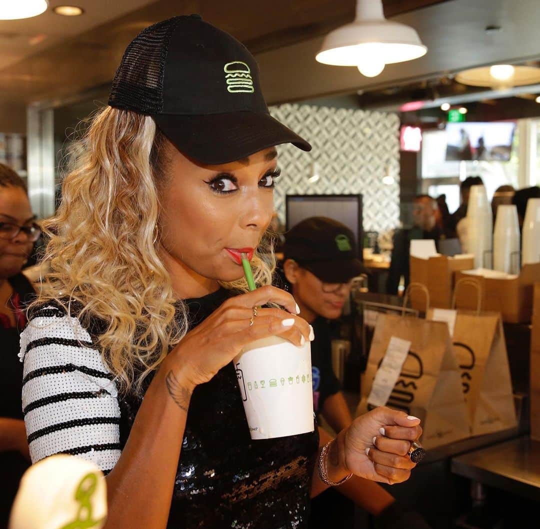 SHAKE SHACKさんのインスタグラム写真 - (SHAKE SHACKInstagram)「Yesterday @chrissyteigen, @kenanthompson, @amandaseales + @realjefffoxworthy brought the funny AND the burgers at our WeHo Shack in LA! 🙌 The @nbcbringthefunny judges surprised guests with an epic Shack takeover before last night’s episode, rolling up their sleeves in the kitchen + servin’ the goods. 🤩 #shakeshack」9月12日 8時04分 - shakeshack