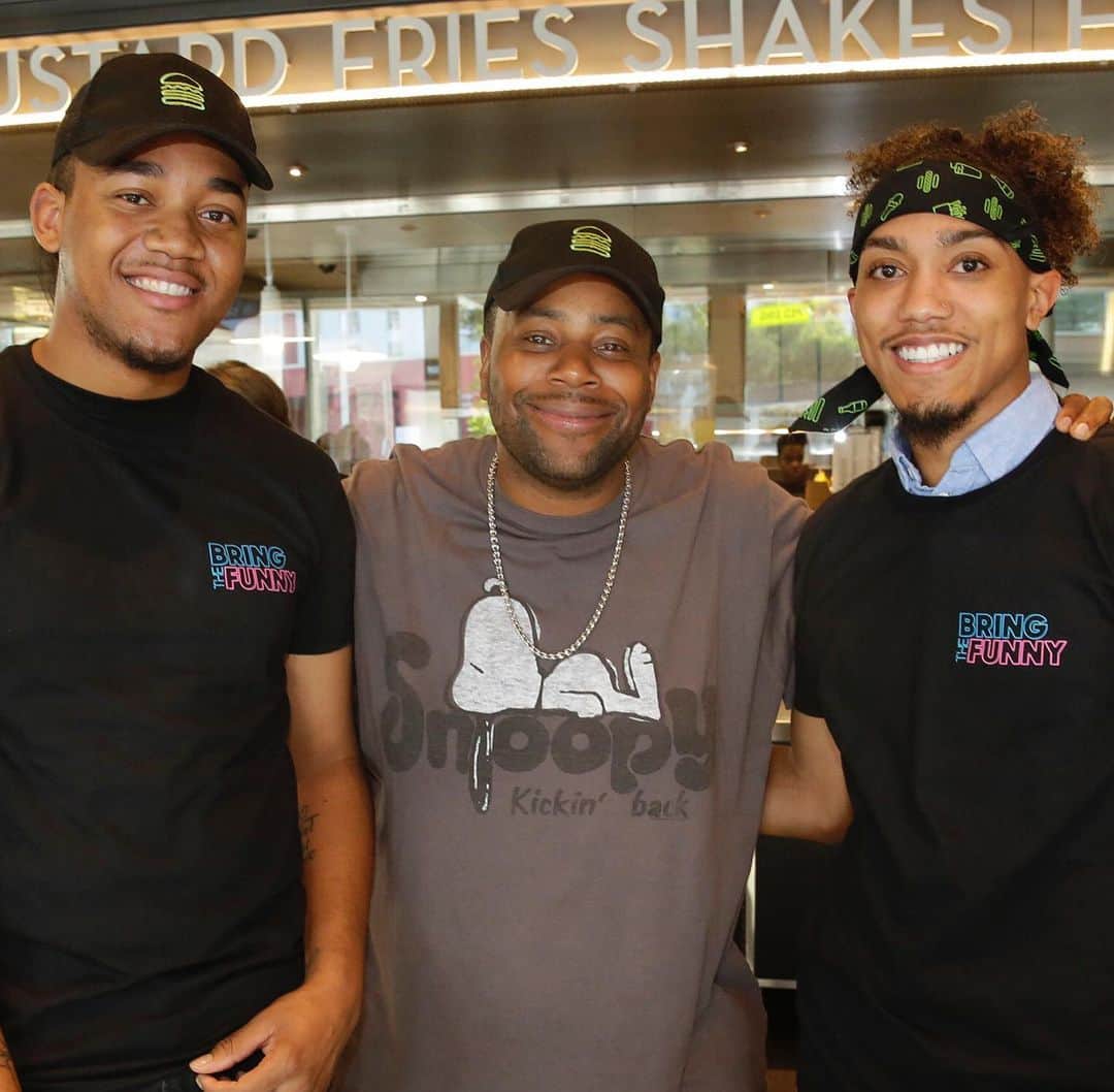 SHAKE SHACKさんのインスタグラム写真 - (SHAKE SHACKInstagram)「Yesterday @chrissyteigen, @kenanthompson, @amandaseales + @realjefffoxworthy brought the funny AND the burgers at our WeHo Shack in LA! 🙌 The @nbcbringthefunny judges surprised guests with an epic Shack takeover before last night’s episode, rolling up their sleeves in the kitchen + servin’ the goods. 🤩 #shakeshack」9月12日 8時04分 - shakeshack