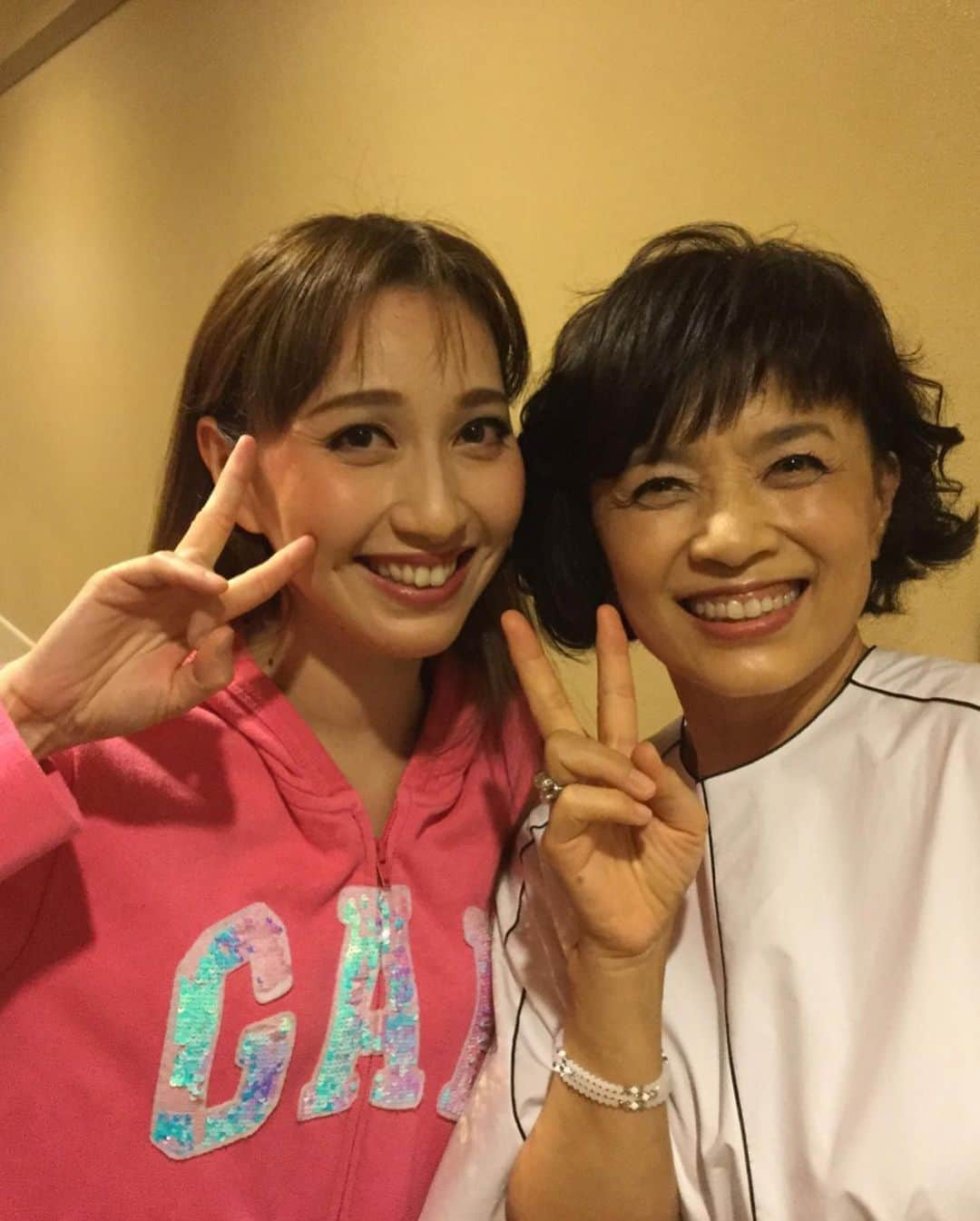 榊原郁恵さんのインスタグラム写真 - (榊原郁恵Instagram)「. いやー！ やっぱり おもしろい🤣 ホームズ君の謎解きに……観てる側も どうなの⁉️と参加してる感じで…… しかし柿澤君の  セリフ  半端ない‼️ お見事です‼️ 兎に角 出演者皆さん  この舞台を面白ガッてるのが伝わって…本当ステキ！！. 楽屋に挨拶回り行っても  みんな〈いい顔〉してるの‼️‼️. .  #世田谷パブリックシアター #愛と哀しみのシャーロックホームズ #観劇 #柿澤勇人 #はいだしょうこ #榊原郁恵」9月12日 8時34分 - sakakibara.ikue