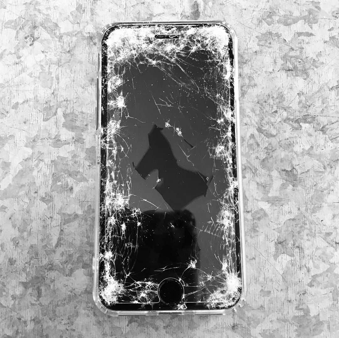山嵜廣和のインスタグラム：「携帯、クルマに踏まれてバリバリ。暫く電話ダメです。メールかSNSで連絡くださいー」