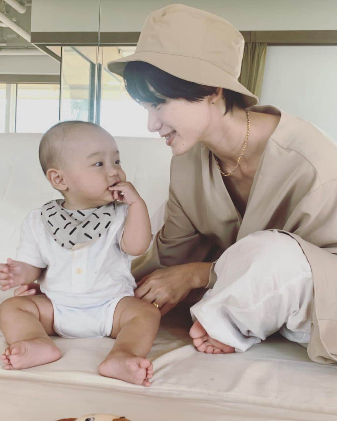 平山奈美のインスタグラム：「ベージュ×ホワイト .  スタジオアリスかと思うくらい必死にとってくれた大人たち 📷 @abebebemami  @___sa___n .  #親子 #にこにこ #おハゲ #親子コーデ #親子リンクコーデ #男の子ママ #男の子ベビー #ベージュコーデ #6ヶ月 #赤ちゃんのいる暮らし #ベビー服 #新米ママ #ショートヘア #ハンサムショート #みなとみらい  #ootd #baby #boy #mylove #mama #6months #lunch #hat #gap #ca4la #uniqlo #thankyou #love #smile #happiness」