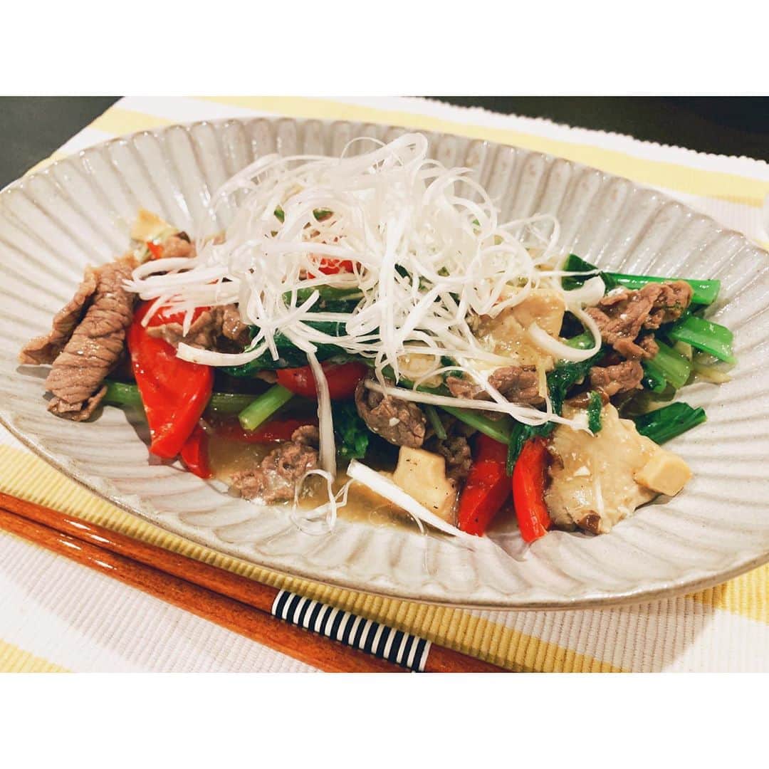 高原愛のインスタグラム：「おはようございます^_^ いつかの #愛ゴハン ☺️✨ 牛肉と野菜を炒めてダシダ、塩胡椒で味付けをして葛粉でとろみをつけました。トッピングに白髪ねぎ👩‍🍳冷房で冷えた身体も、片栗粉じゃなくて葛粉を使うことで身体の中から温めてくれます。すりおろし生姜を加えたり、少しお酢を食べる時にかけてもさっぱりして美味しいかも😋✨ 今日も一日頑張りましょう❣️❣️ #食べる美容#食べる薬膳#薬膳#葛#おうちごはん#愛ゴハン#👩‍🍳#😋#🌈」