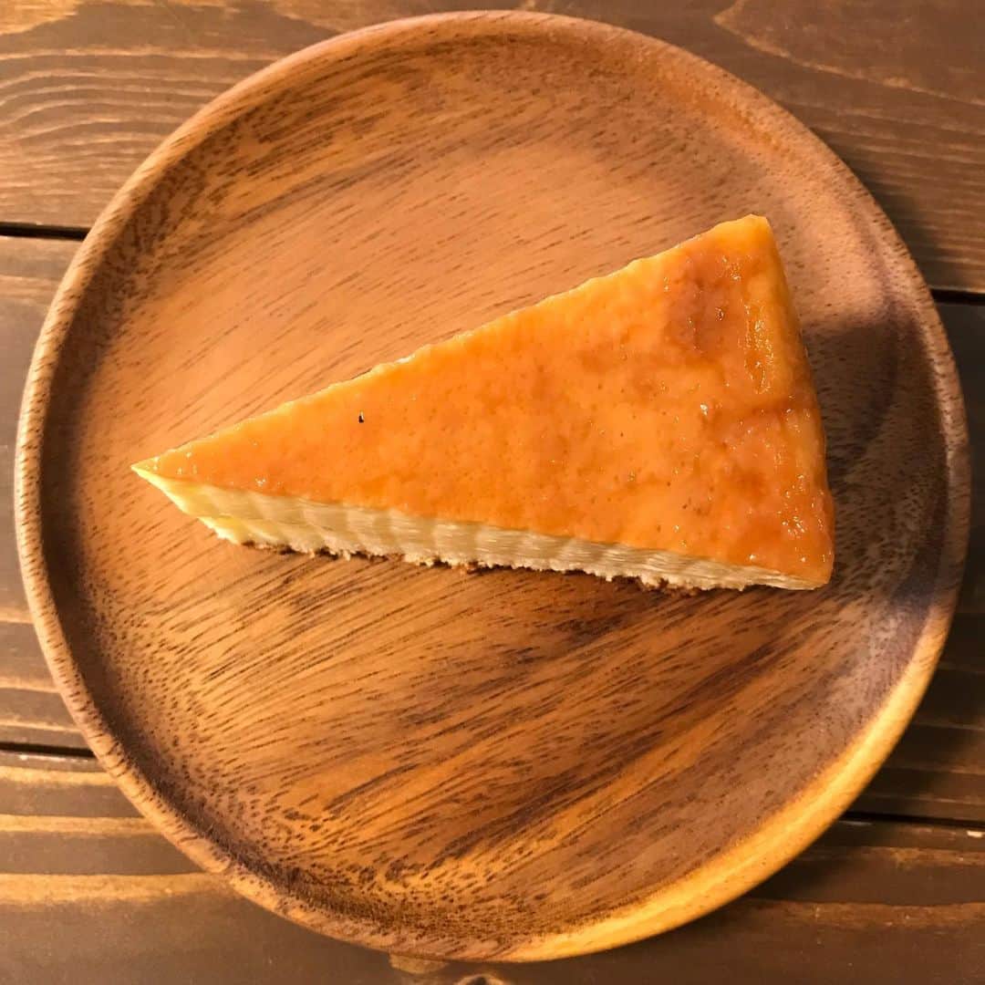 のインスタグラム：「嫁さんの実家に伝わるレシピで作った 『ハラダ手作りプリンケーキ』。 小さな頃、母親のケーキ・パン作りは手伝った事があるが全て自分では初めて。  ギャーーー！！！((((；ﾟДﾟ)))))))だ。  #プリンケーキ #ハラダ手作り #作ってみたらわかる #小麦粉 #砂糖 #どんだけ使うねん #そら太るわ #でも激ウマ」