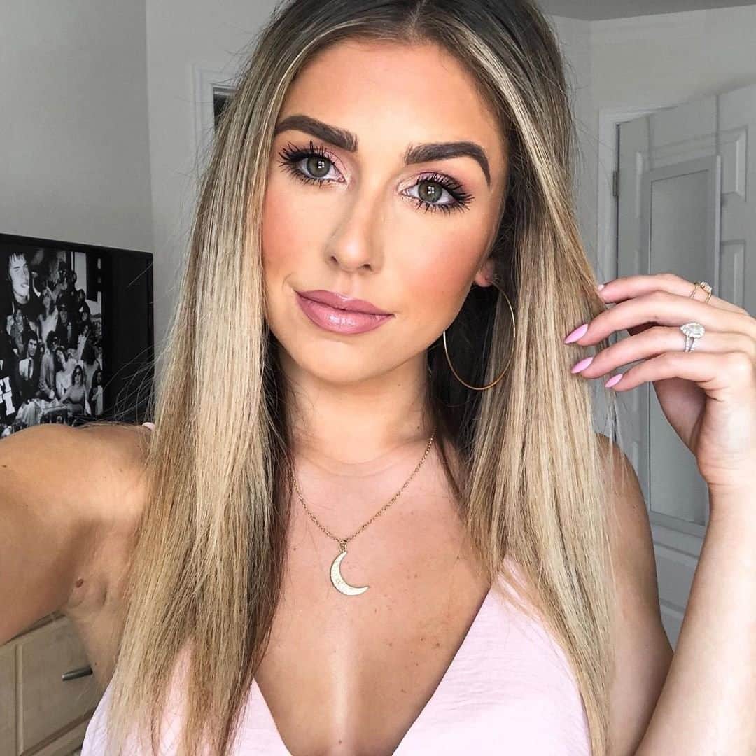 Too Facedさんのインスタグラム写真 - (Too FacedInstagram)「@kaitcurnow is a STUNNER in our Born This Way Foundation in shade Natural Beige and Sweet Peach Eyeshadow Palette! 🤩 #regram #toofaced」9月12日 9時01分 - toofaced