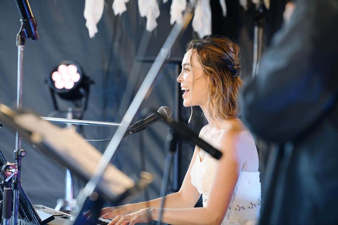 エミ・マイヤーのインスタグラム：「Some more fun pics from last weekend’s concert for @weddingshowcase_official ! 👰❤️ やっぱり普段着ない衣装を着てコンサートをするのは楽しい！w ・ ・ ・ ＃ウェディング#花嫁#ブライダル#wedding#weddingdress#bridal#bride#weddinghair」