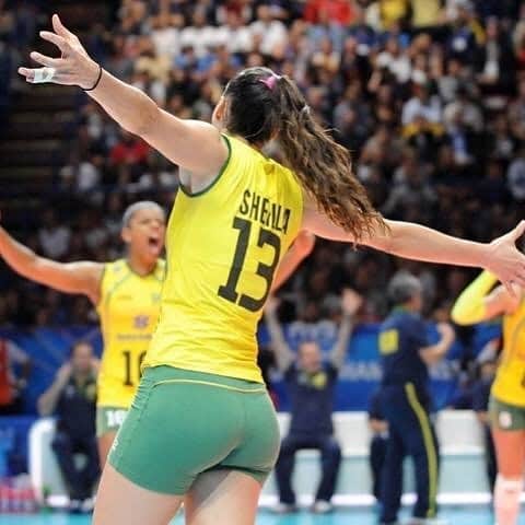 シェイラ・カストロのインスタグラム：「Estou há alguns dias pensando em escrever sobre como é difícil ficar longe das minhas meninas e como estou feliz de estar de volta ao vôlei. Como dói a saudade. Mas é difícil colocar em palavras, é tudo tão novo pra mim. Este amor inexplicável que só cresce a cada dia, e agora esta distância louca. Distância que até pouco tempo não imaginava que teria tão cedo. Tem coisas na vida que não planejamos, mas acontecem... E sabe o que é mais louco de tudo, é que estou fazendo uma das coisas que mais amo na vida:  jogar vôlei, defender meu país, esta rotina maluca de atleta. E mesmo amando tudo isso, estou sofrendo muito de não poder estar com elas diariamente. De conversar, brincar, dar banho, colocar pra dormir, de fazer nada com elas. Acho que só sendo mãe pra ter esta ambiguidade de sentimentos. Me sinto culpada por estar longe, sinto uma saudade inexplicável, vontade de chorar (as vezes choro), uma dor maior que qualquer dor física que já senti jogando e treinando, e ao mesmo tempo estou muito feliz de estar de volta, feliz por estar jogando vôlei novamente. Louco demais né? E daqui a pouco (dia 14) começam os jogos aqui no Japão e vamos com tudo pra buscar mais uma medalha pro Brasil! Queria conseguir abraçar o mundo literalmente, estar aqui no Japão e estar tb no Brasil, mas isso é impossível né? Então cada coisa de uma vez, cada dia de uma vez e agora é a vez do vôlei e de ver minhas filhas no FaceTime, nos videozinhos e fotos. E “vamo que vamo”! #worldcupjapan2019 #copadomundo #selecao #selecaobrasileira #albumdalizeninna #sheillacastro」