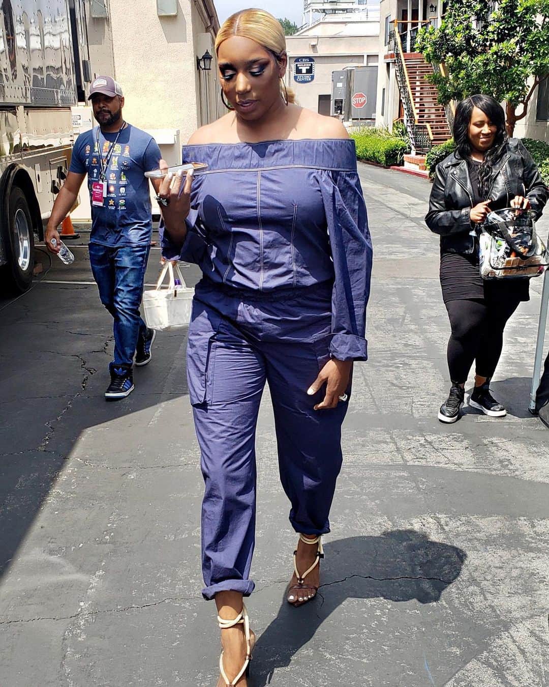ネネ・リークスのインスタグラム：「Chasing the bag」