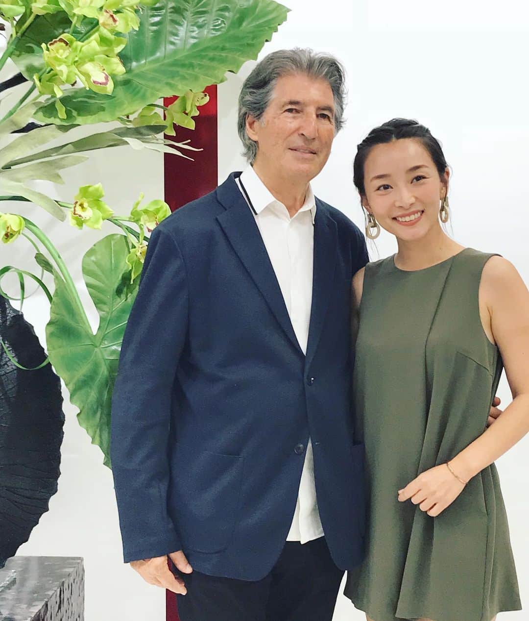 佐々木あさひのインスタグラム：「花の彫刻家エミリオ・ロバさんの来日イベントへ母と行ってきました💐 目の前でどんどんカタチになっていくアートショーにうっとり🥺✨画角に収まりきれない程の大きさなの！ 造花だからこそできる曲線美、時が止まったかのような無重力感、自由でダイナミックな作品に刺激を沢山頂きました！ Je vous remercie @emiliorobba @emiliorobba_jp 🥰 #エミリオロバ #emiliorobba」