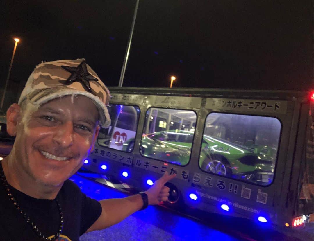 スティーブのインスタグラム：「What a fun night last night was in Tokyo with my LED Lambo crew!! Cool cars cool trucks cool people!!!! 昨夜は楽しかった！ 皆さんお疲れ様でした！！ また会いましょうね！#tokyo #shinichimorohoshi #ledlamborghini #tokyomidnightlamborun #thumbsup #stevespov #ド派手なランボルギーニ軍団 #諸星伸一 #諸星軍団 #派手な積載車 #久しぶりの再会 #サムズアップ #スティーブ的視点」