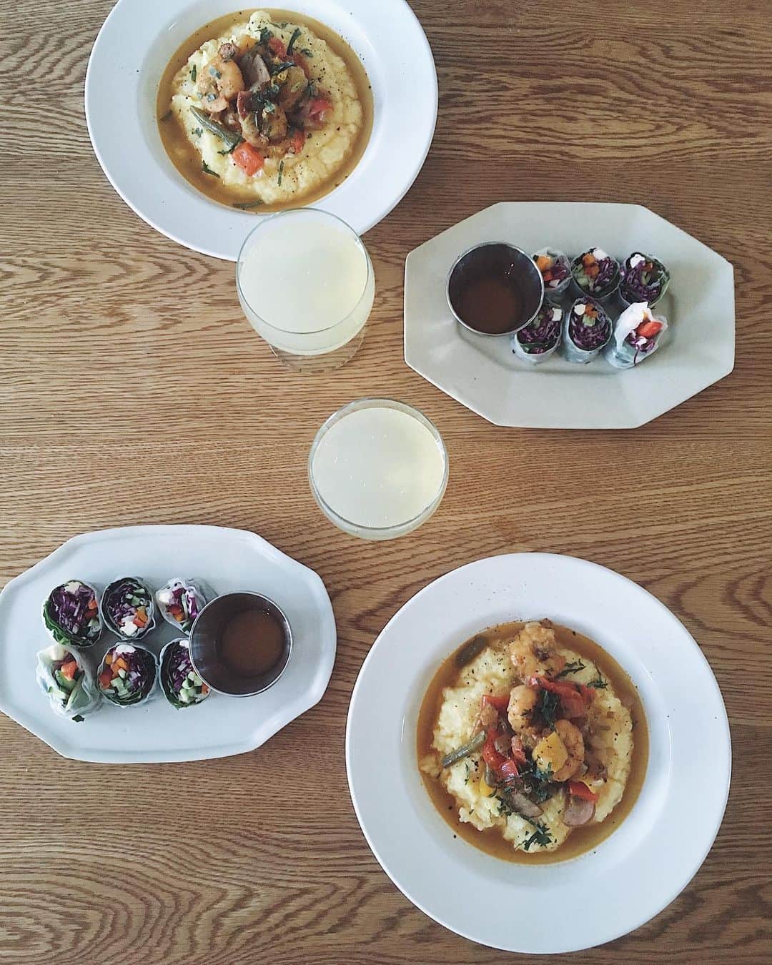 miyoのインスタグラム：「・ shrinp and gritsを食べたいと言ってくれた友達と。 生春巻きと一緒に。 ・ gritsは、コーングリッツ。 乾燥粉末コーンのお粥です。 そこに野菜と海老をスパイスで煮込んだものをかけて食べるのがshrinp and grits。 基本的にサイドディッシュとして食されるグリッツを、メインディッシュとして食べるお料理。 これ、ほんと好きだわ。 ・ ・ 迫り来る日までに、わたしが出来ることはなんだろう、と日々自問。 少しずつ少しずつ、わたしが出来ることで、誰かが喜んでくれることを、コツコツコツコツ。」