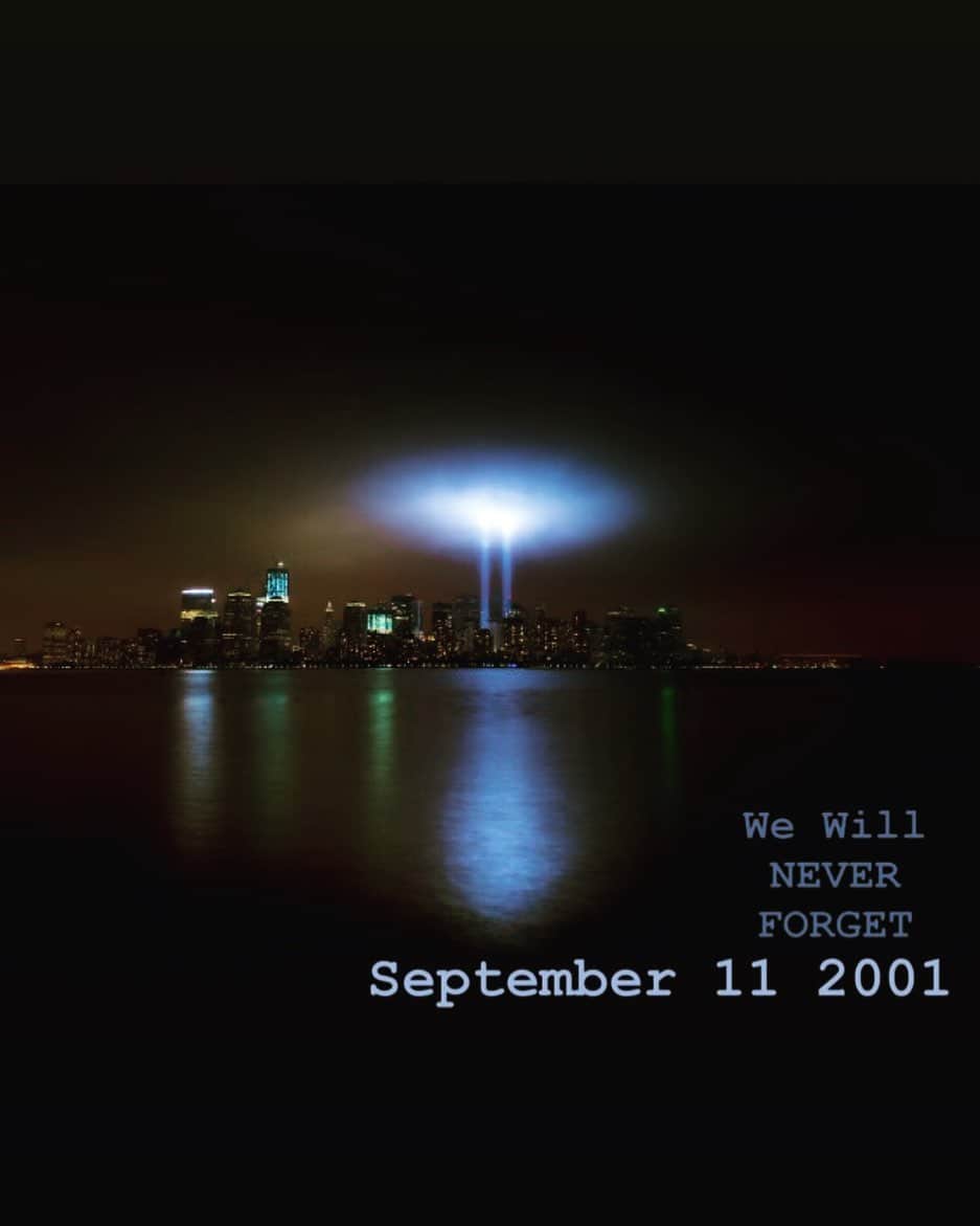 のインスタグラム：「We Will NEVER FORGET and stand together. We are under the same sky😌🇯🇵🇺🇸💕 忘れない… 同じ空の下…  #911」