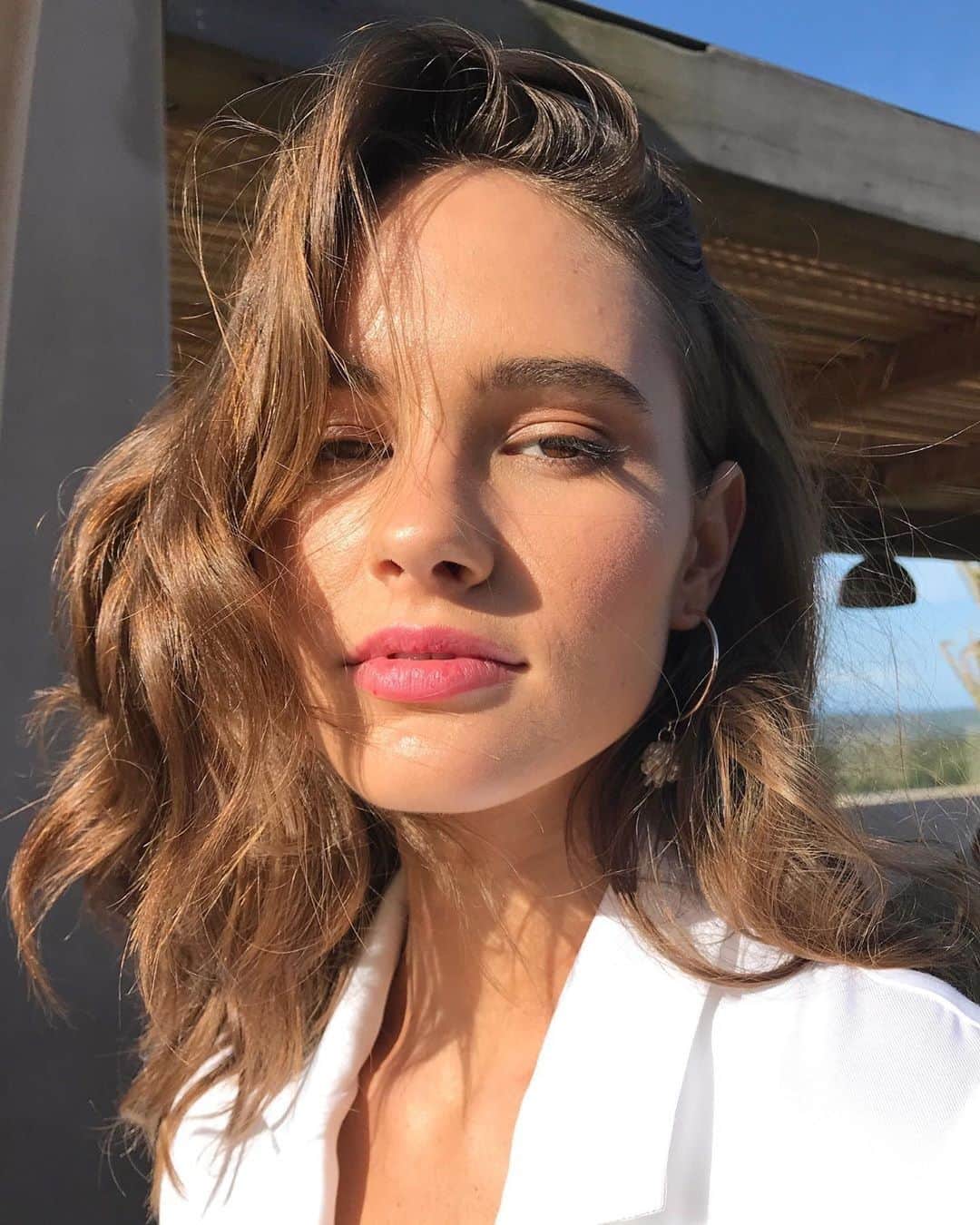 CLARINSさんのインスタグラム写真 - (CLARINSInstagram)「#MUA @bridgetjmanning uses Joli Rouge in shade 762 Pop Pink to give @neve_fogg long-wearing color that keeps lips kissable for hours with soothing Mango oil #ClarinsMakeup」9月12日 9時46分 - clarinsusa