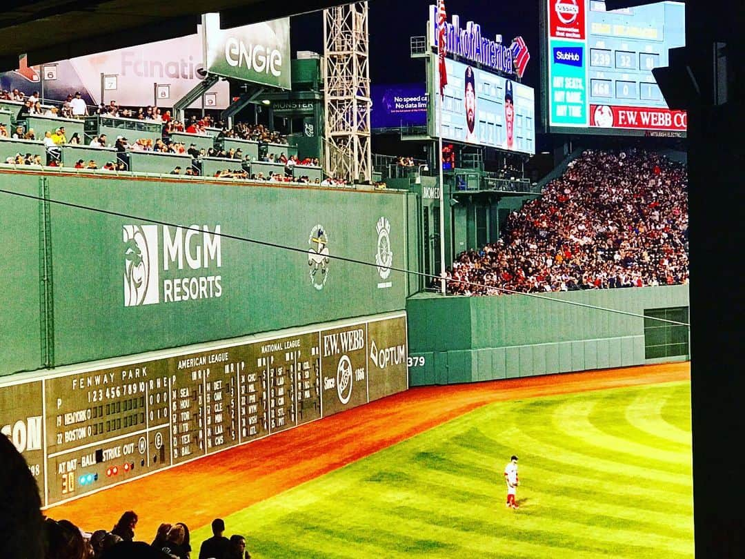 RyosukeTakenakaのインスタグラム：「GREEN MONSTER❗️ big wall on the left stand.. . 売り子はみんな男性で頭に箱抱えてる📦(日本では女性も多いのでこの点は異なる) . ＃野球＃田中マー君#yankees #redsox#baseball＃終わり12時＃夜中#留学生活 #america」