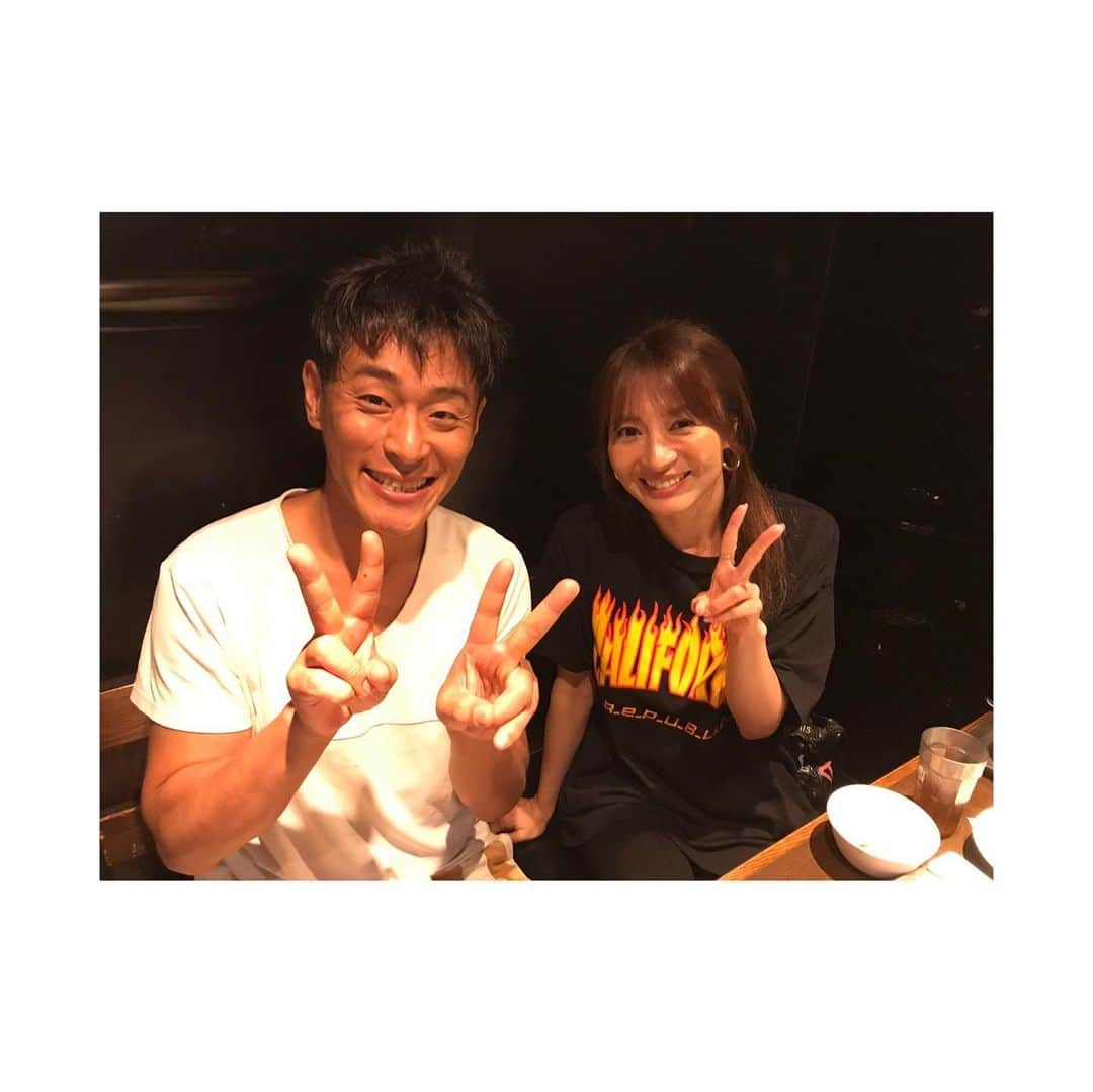 永井佑一郎さんのインスタグラム写真 - (永井佑一郎Instagram)「🍖焼肉会🍖  昨日は 後輩のひとみ、マイちゃん！と！！ ひとみの親友の✌️新山千春さん✌️と ご飯に行かせてもらったー‼️ ひとみと新山さんが仲良しで 俺とマイちゃんははじめて合わせて 貰いましたよ！  新山さんの話しは、ひとみから沢山聞いてましたが、会わせて貰ったら ずっと笑顔！優しい！綺麗！！ そりゃファンになっちゃう！！😄 途中、新山さんが俺のInstagramを見てくれてて、あのキンチョールの服おしゃれですね！と言ってくれました！（3枚目の📷） 💦いやあれ、コントの衣装なんです〜と伝えましたが、新山さんは、あれはオシャレだ！と言ってくれて。  俺は、その感性にも惹かれてしまったー！  俺は自分が好きな物を着たくて 人から何それ、それオシャレなの？  とか、良く言われます💦でも好きな服を着たくて！  昔はガムテープで服作ったりとか🤣 これは大批判でしたけど！🤣 でも、新山さんはきっと感性が半端ない方なんだなー！と思って何か勝手に嬉しくなってしまいましたー！🤣 キンチョールの服はプレゼントさせて貰う事になりました✌️ きっと新山さんが着たら、 シャレオ〜ツ！！着こなすんだろーな！！🐓 こんな楽しい会を開いてくれた  ひとみありがとう！！ 相変わらずずっと何言ってんのか分からない、マイちゃん🤣  楽し過ぎて  遅刻しない俺が、時間忘れてしまい  次の用事に少し遅れてしまった🤩  いやー楽しい会でした。  また次回すぐに開催してくれ！ひとみ！！🤣 #新山千春 さん #キシモトマイ #ひとみ #アート芸人 ↑  #永井佑一郎  #キンチョール  #服」9月12日 9時56分 - yuichirou_nagai