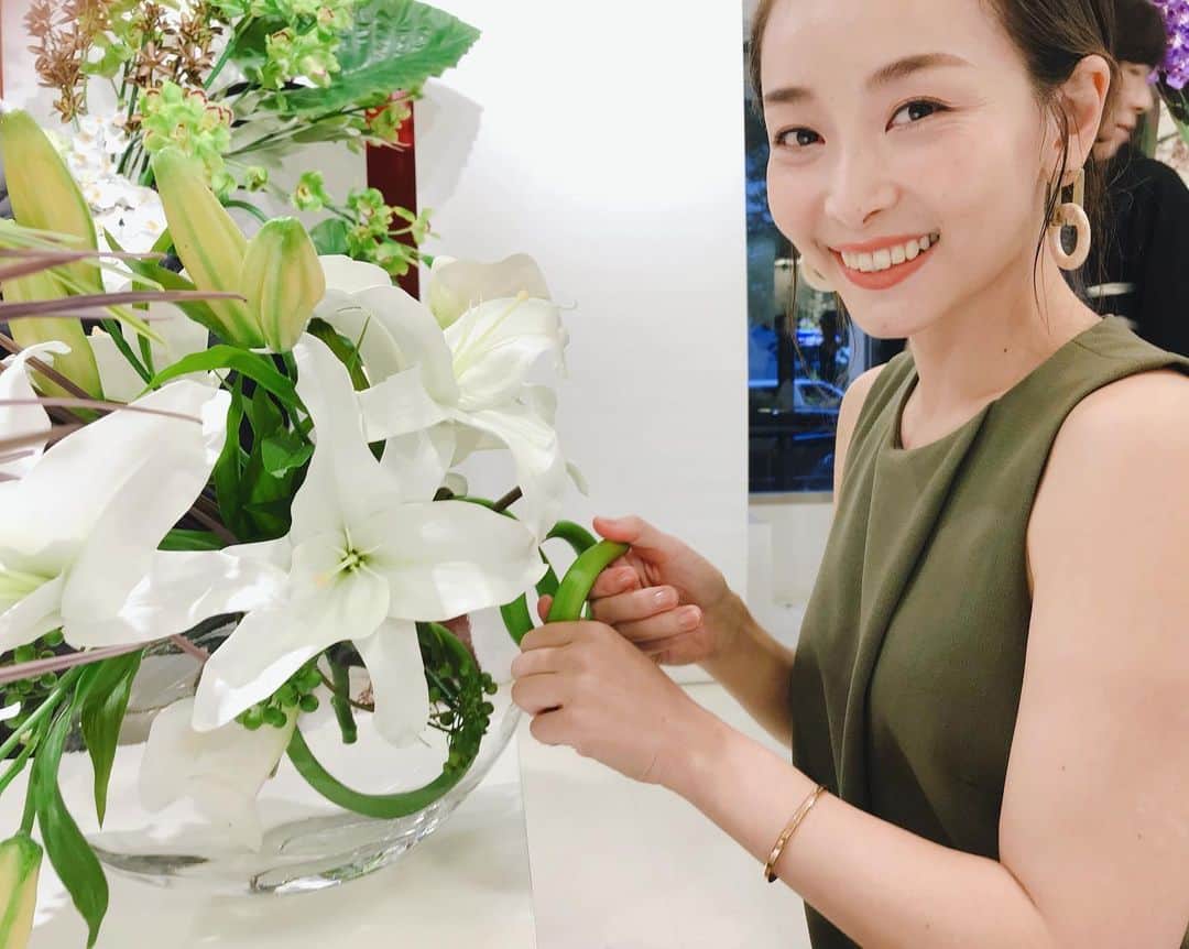 佐々木あさひのインスタグラム：「花の彫刻家エミリオ・ロバさんにアドバイスを頂きながらのワークショップ🥺💐すっっっごく楽しかった！！！ アートショーを見終わった直後だったから自由な発想で、デザイナーの方々のサポートもありつつ黙々と作りました💐「こういう時間好きだなぁ✨」と考えながら、ふと横をみたらお母さんが会場の誰よりも本気でフンフン作ってて、この人誘って良かったと心から思った😂 最後エミリオ・ロバさんのチェックが入りまして、、、手直し無しでOK頂いましたぁ！！次のポストでお家に飾った様子を載せますね😚  #エミリオロバ #emiliorobba #腕の日焼けは健在」