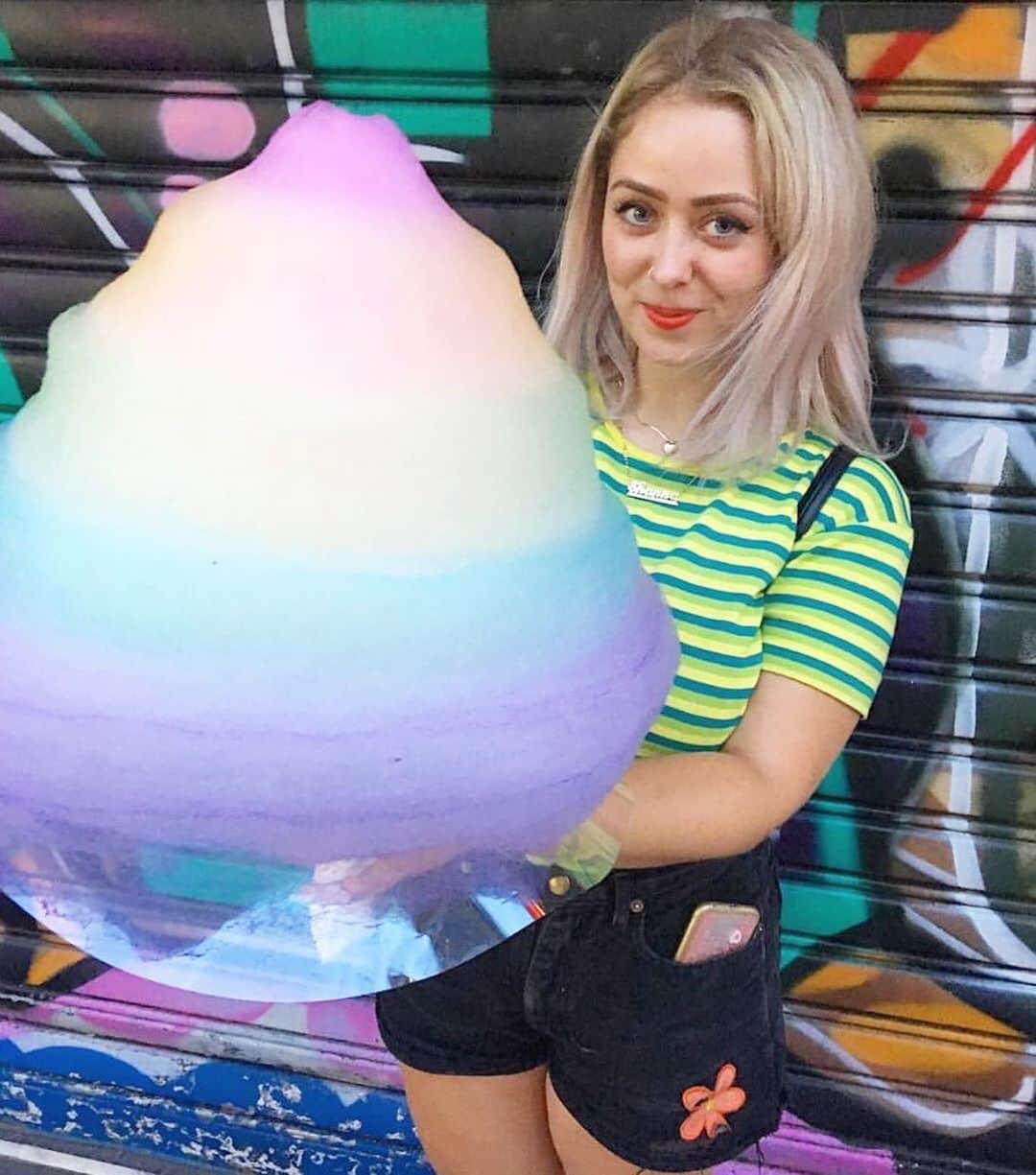 TOTTI CANDY FACTORYのインスタグラム：「🍬👩🏼 Thank you for coming! ご来店ありがとうございます🥰 Photo by: @nogobed  #repost  #totticandy  #totticandyfactory  #rainbowcottoncandy #tokyo #harajuku #instagood」