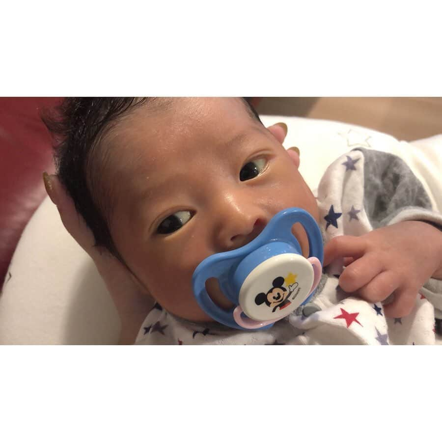 まいちゃんさんのインスタグラム写真 - (まいちゃんInstagram)「. 生後２週間👶💓 . だいあの新生児の頃 よく泣く子だったから 覚悟してたけど 全然泣かなくてびっくり😳!! . 授乳して寝て たまに少しグズって〜 って感じだから 助かってる🙏✨ . 写真だと大きく見えるけど 実際本当小さい👶🍼 . どんどん顔変わって行くから 毎日写真撮りまくり🤳笑 すでにえくぼもあって だいあといっしょ❤︎ . 可愛くて可愛くて愛おしい。 自分の子供って本当天使💕 . . #生後２週間#新生児#次男くん#すでにイケメン#元気にすくすく育ってね#宝物#👶❤️」9月12日 10時03分 - maisama_gram