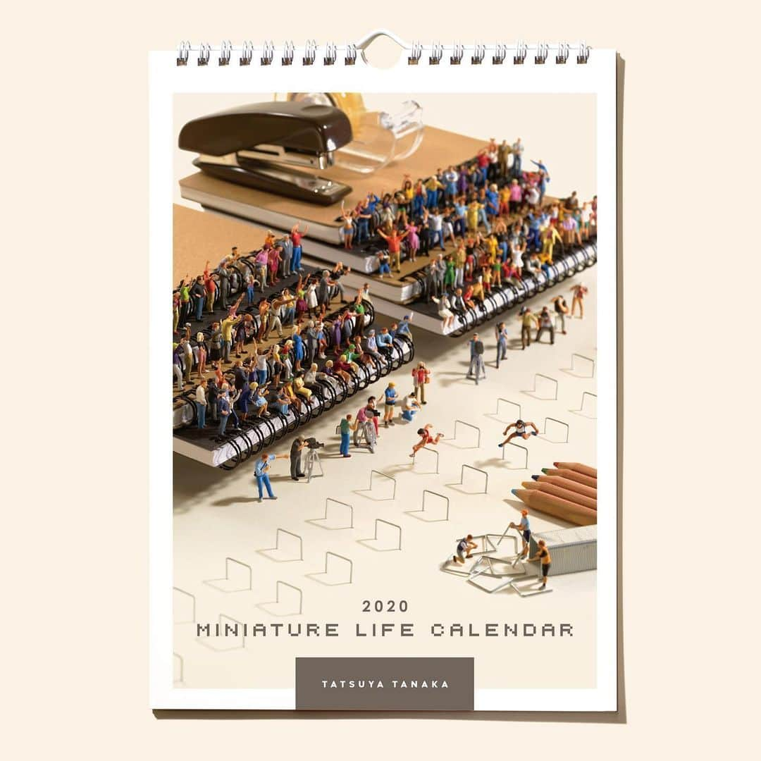 田中達也さんのインスタグラム写真 - (田中達也Instagram)「. 9.12 thu “MINIATURE LIFE CALENDAR 2020” . 毎年おなじみ、週めくりカレンダーの2020年版を作りました。 9月14日発売で、現在予約受付中！ 【ミニチュアライフカレンダー2020】 https://www.amazon.co.jp/dp/B07WG2MHFF ↑Amazonへのリンクはストーリーでもアップしてます。 . ──────────────── 【MINIATURE LIFE CALENDAR 2020】 International Shipping✈️ See the link below for further details. https://global.rakuten.com/en/store/sakatsu/item/4900459527645/ .」9月12日 10時26分 - tanaka_tatsuya